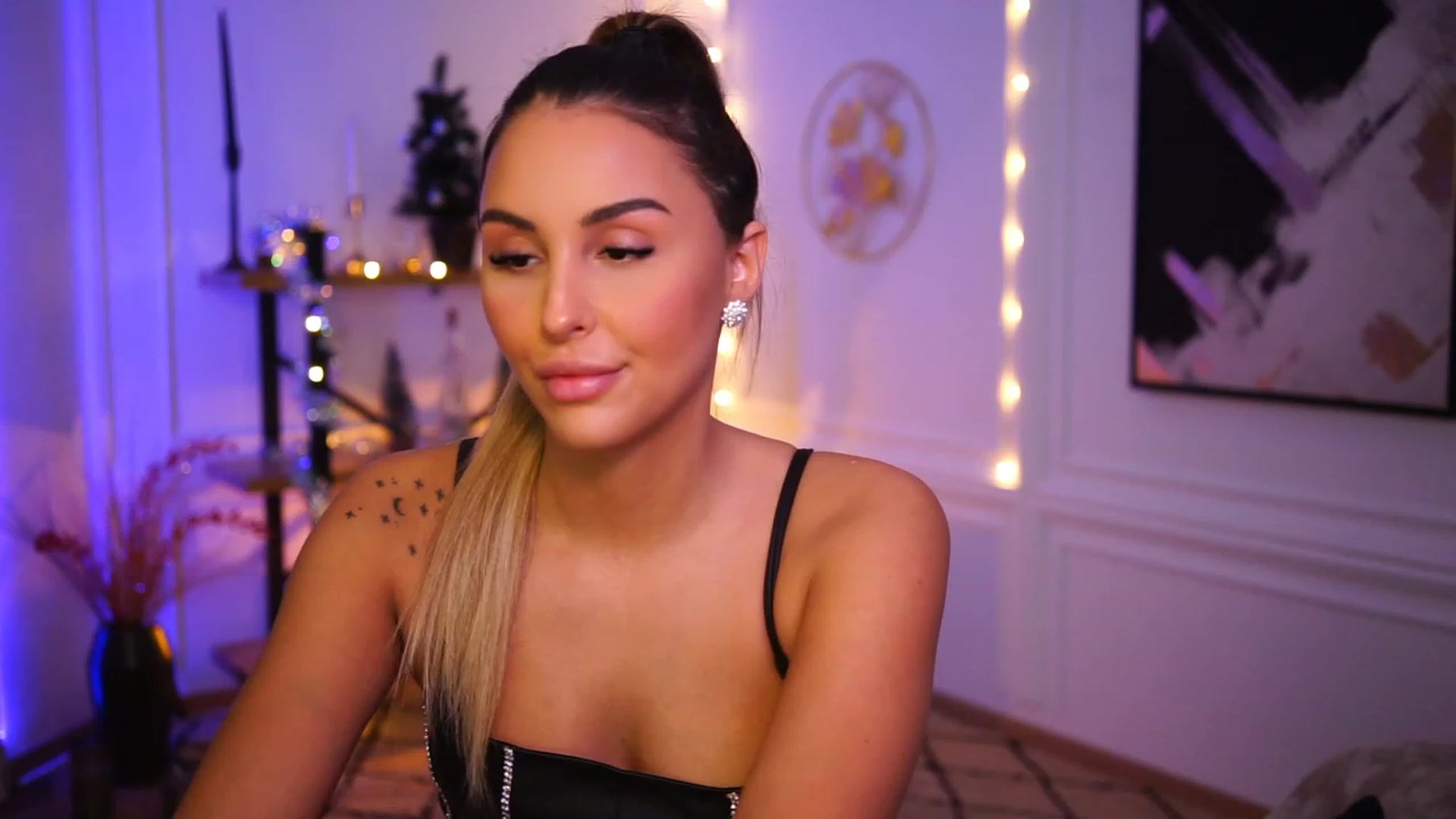 Gallery image thumbnail from Lisamelow's myfreecams stream on, 12/20/2022, 12:42 image 11 of 20