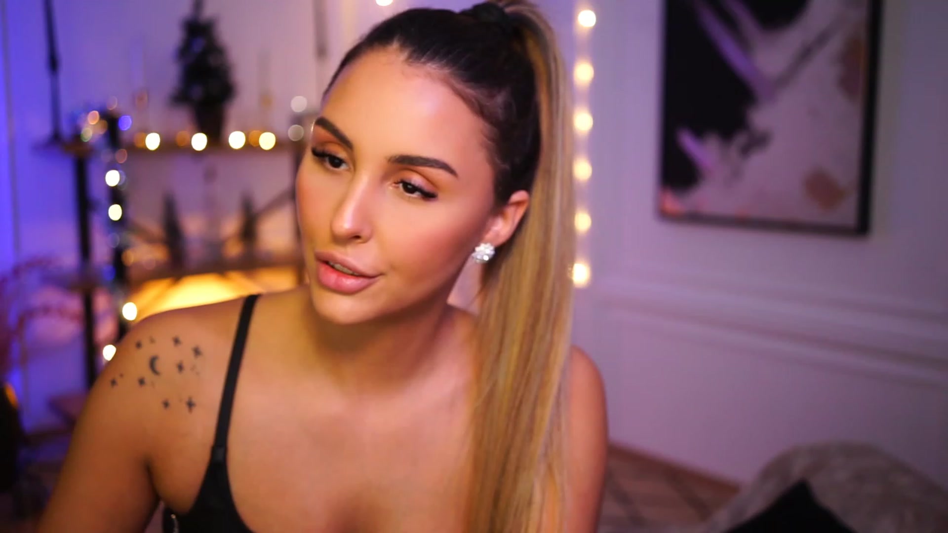 Gallery image thumbnail from Lisamelow's myfreecams stream on, 12/20/2022, 13:20 image 18 of 20