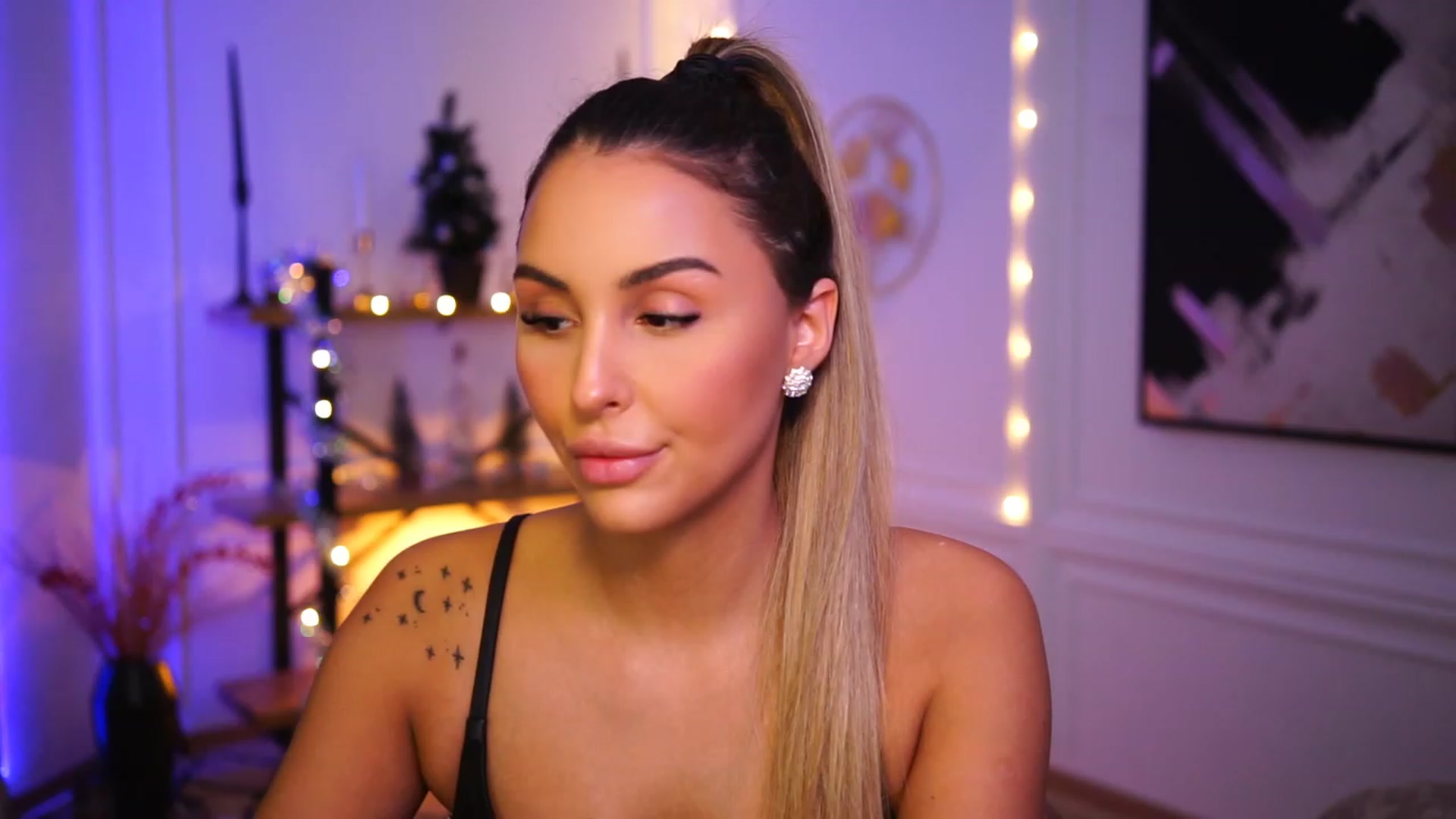 Gallery image thumbnail from Lisamelow's myfreecams stream on, 12/20/2022, 13:20 image 9 of 20