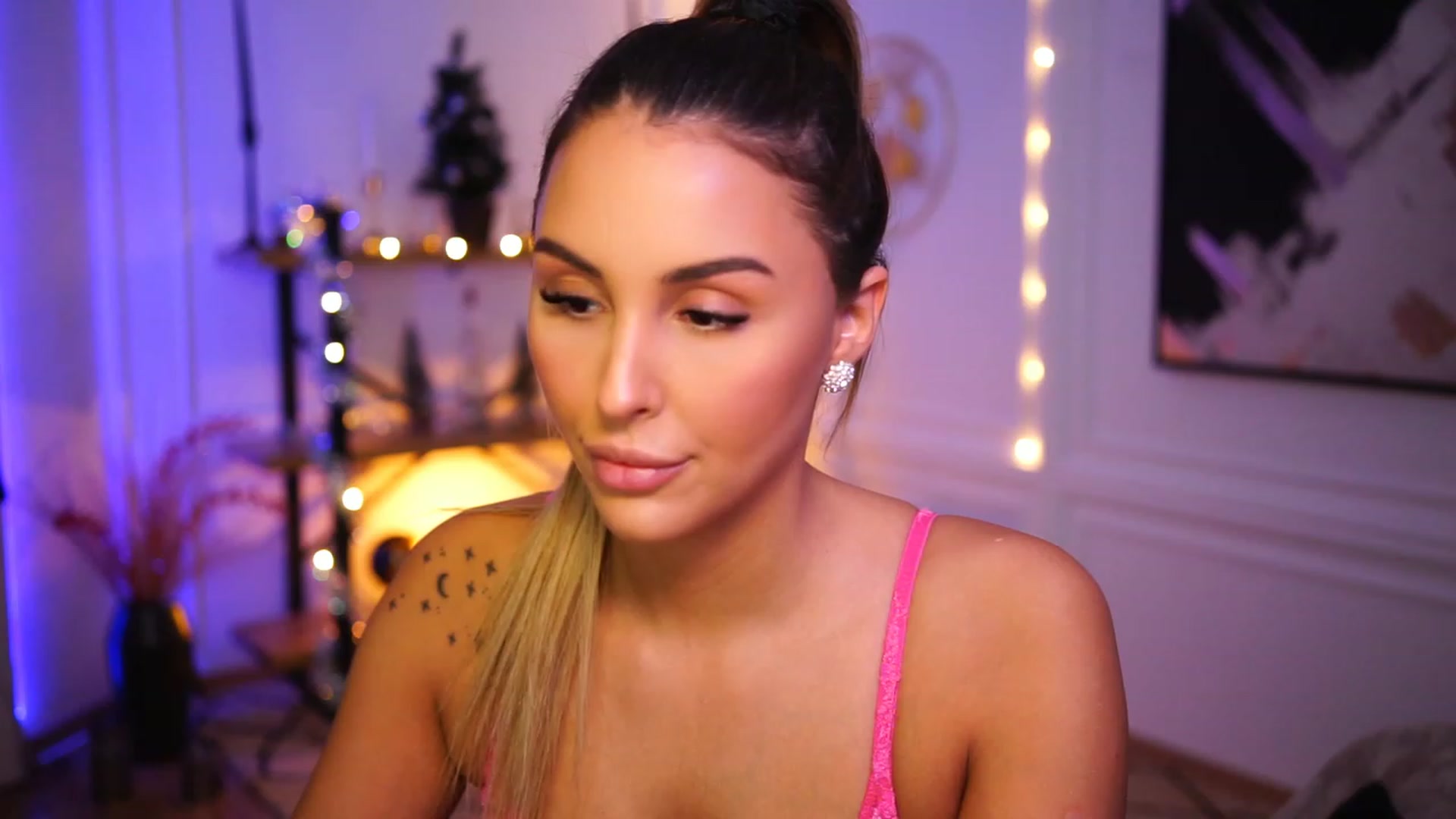 Gallery image thumbnail from Lisamelow's myfreecams stream on, 12/20/2022, 14:25 image 5 of 20