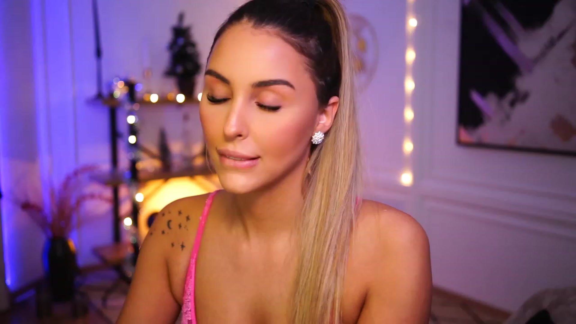 Gallery image thumbnail from Lisamelow's myfreecams stream on, 12/20/2022, 14:25 image 6 of 20