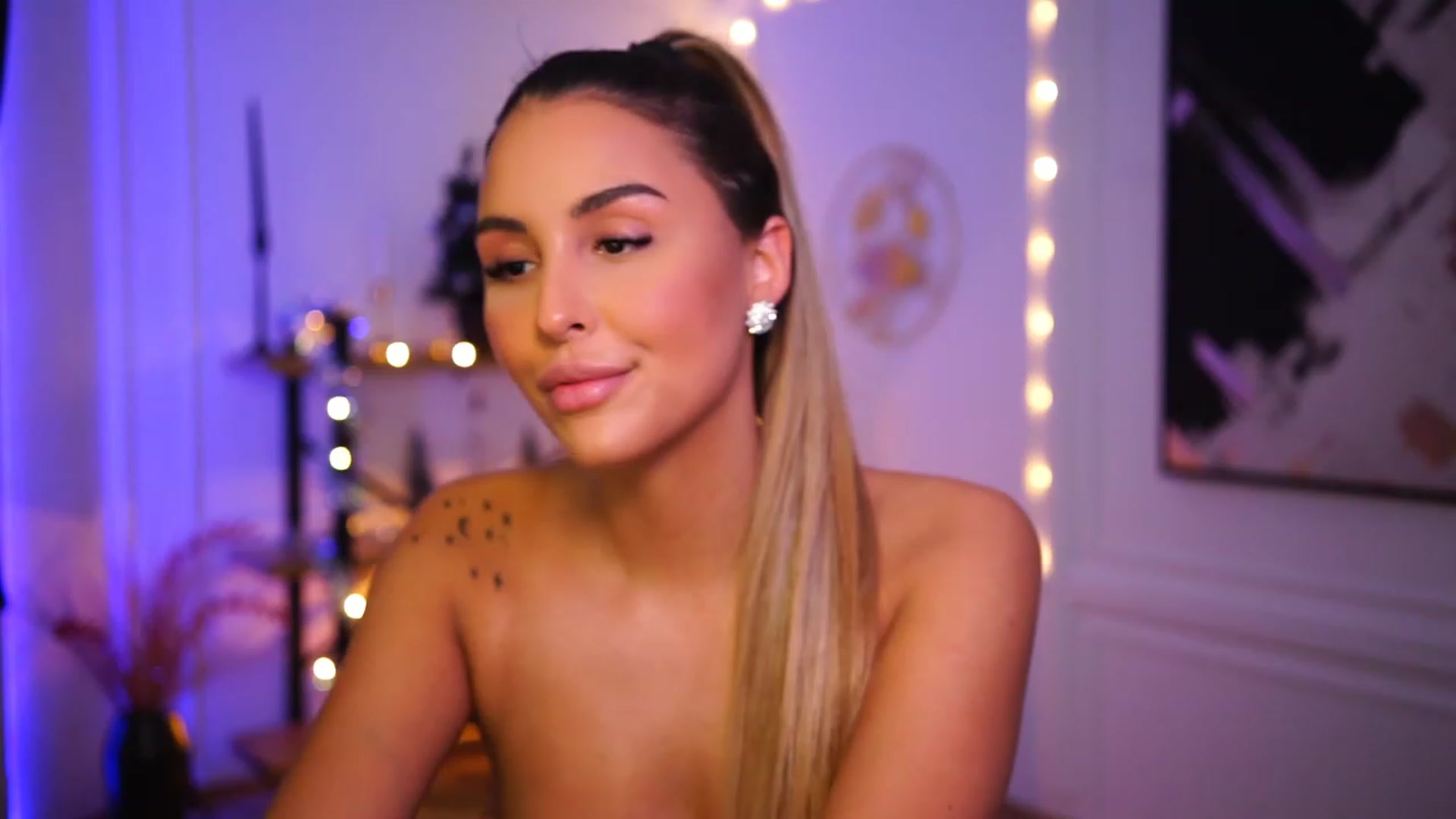 Gallery image thumbnail from Lisamelow's myfreecams stream on, 12/20/2022, 16:04 image 16 of 20
