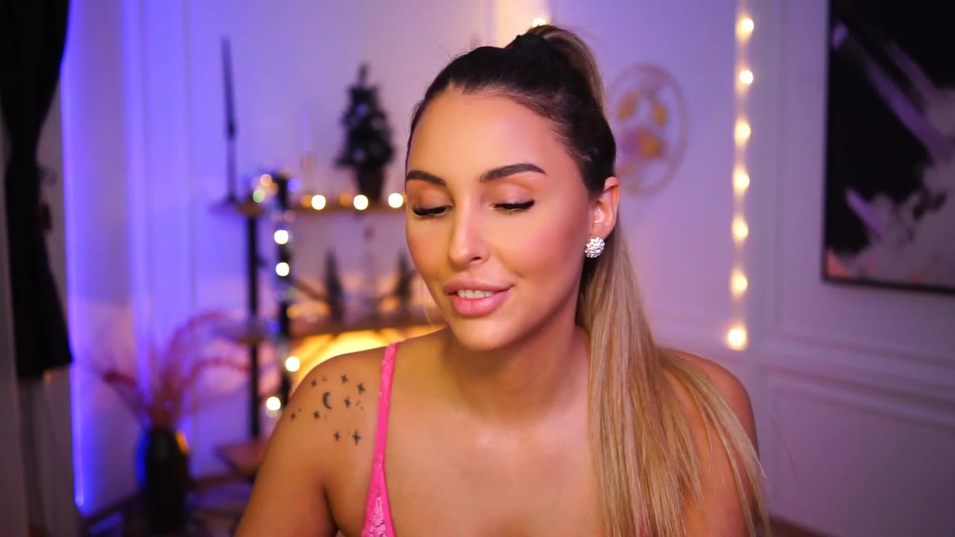 Gallery image thumbnail from Lisamelow's myfreecams stream on, 12/20/2022, 16:04 image 11 of 20