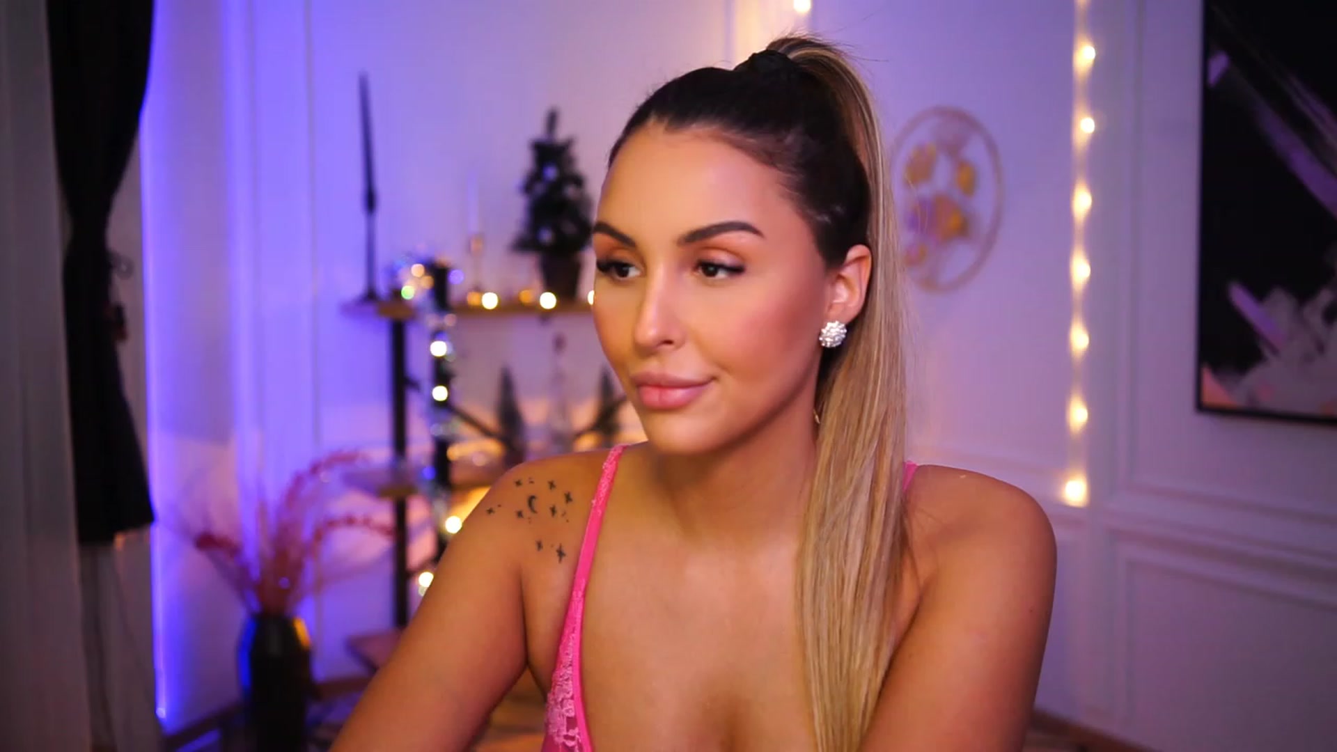 Gallery image thumbnail from Lisamelow's myfreecams stream on, 12/20/2022, 16:04 image 3 of 20