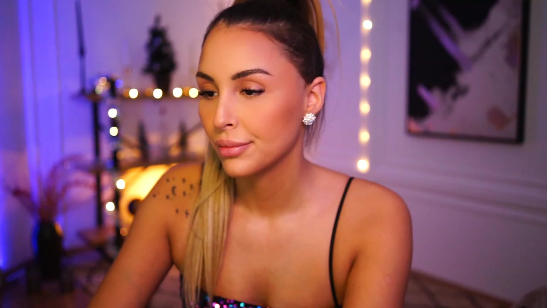 Gallery image thumbnail from Lisamelow's myfreecams stream on, 12/21/2022, 08:05 image 5 of 20