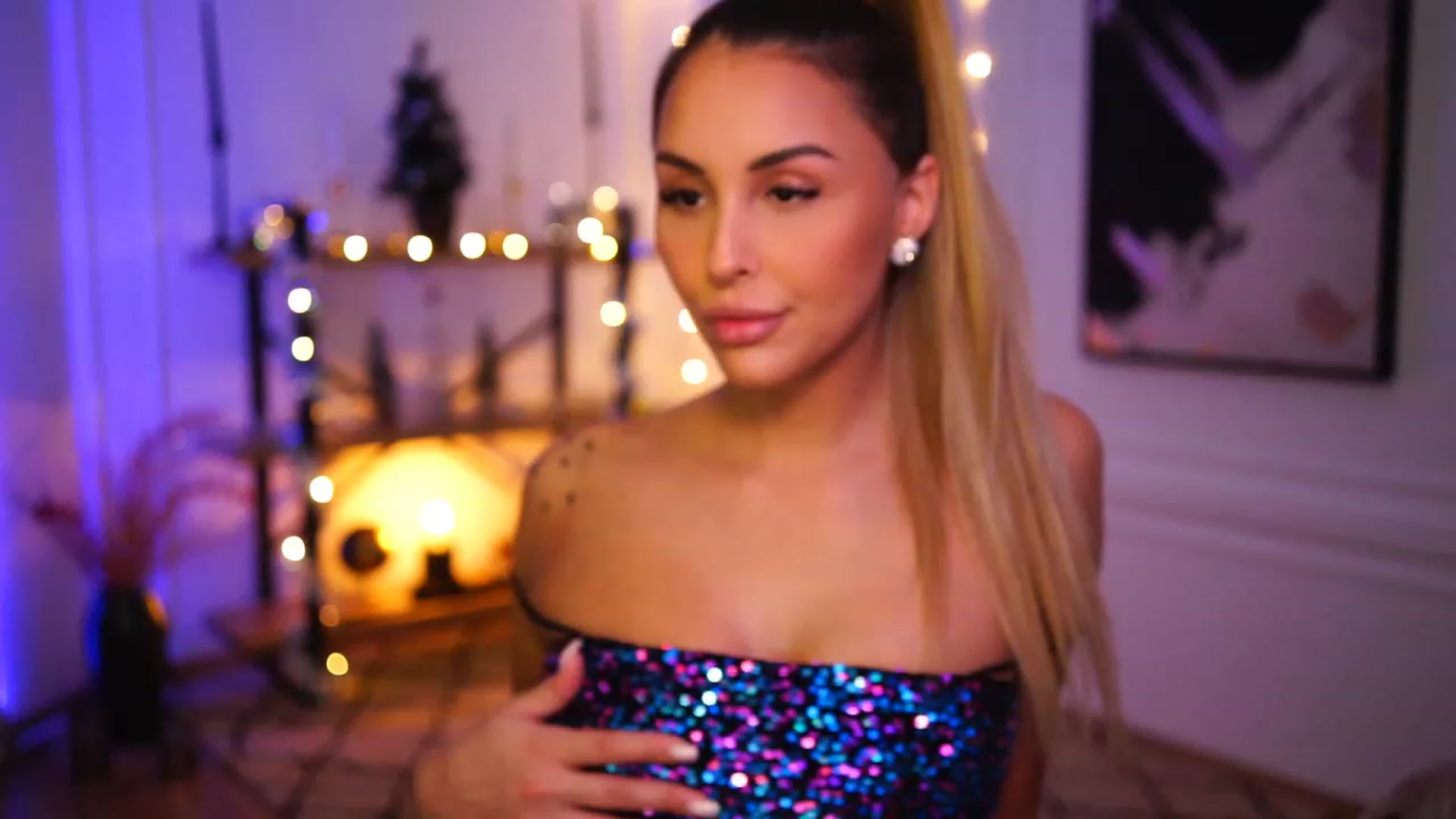 Gallery image thumbnail from Lisamelow's myfreecams stream on, 12/21/2022, 08:05 image 10 of 20