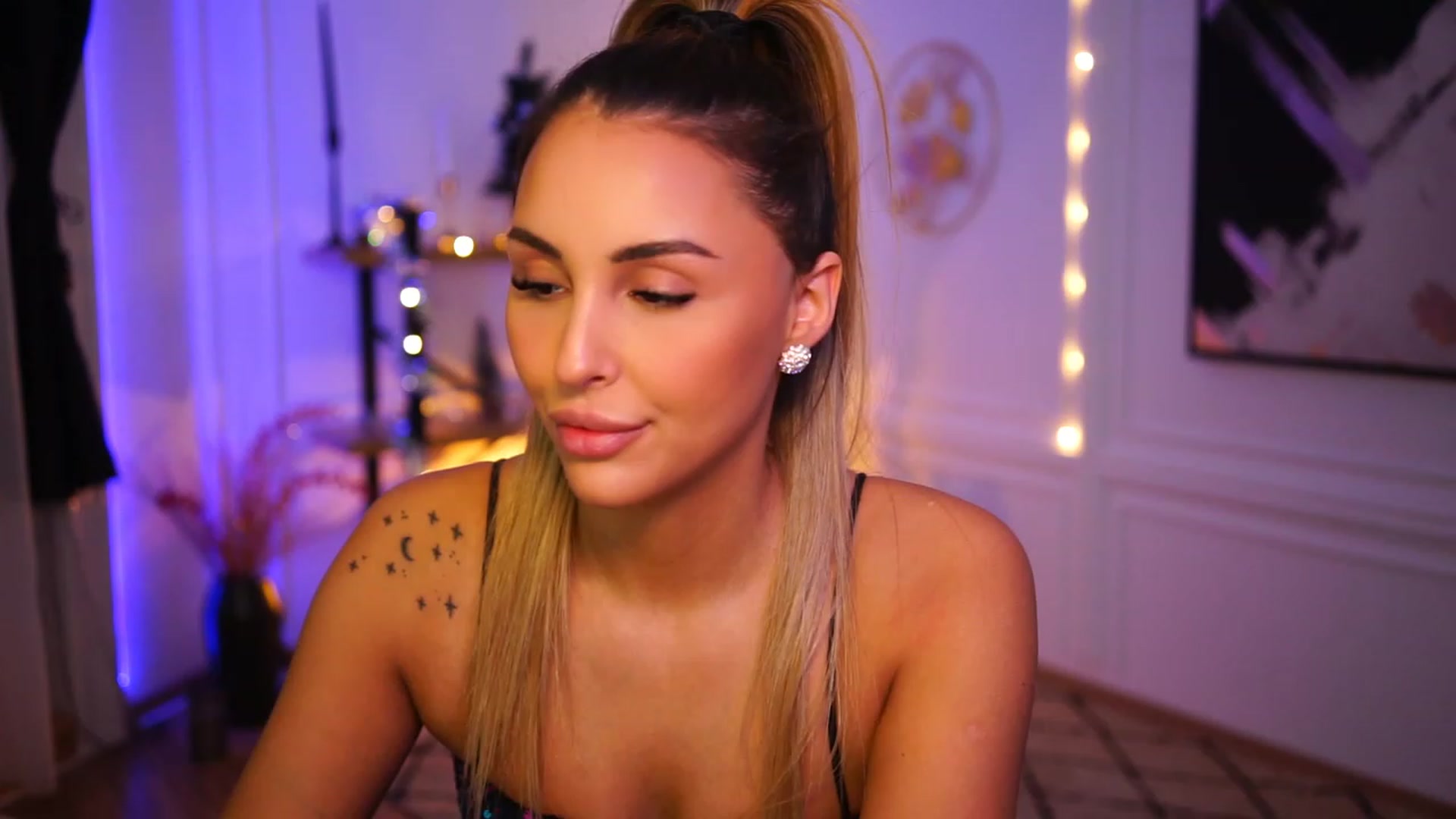 Gallery image thumbnail from Lisamelow's myfreecams stream on, 12/21/2022, 08:05 image 18 of 20