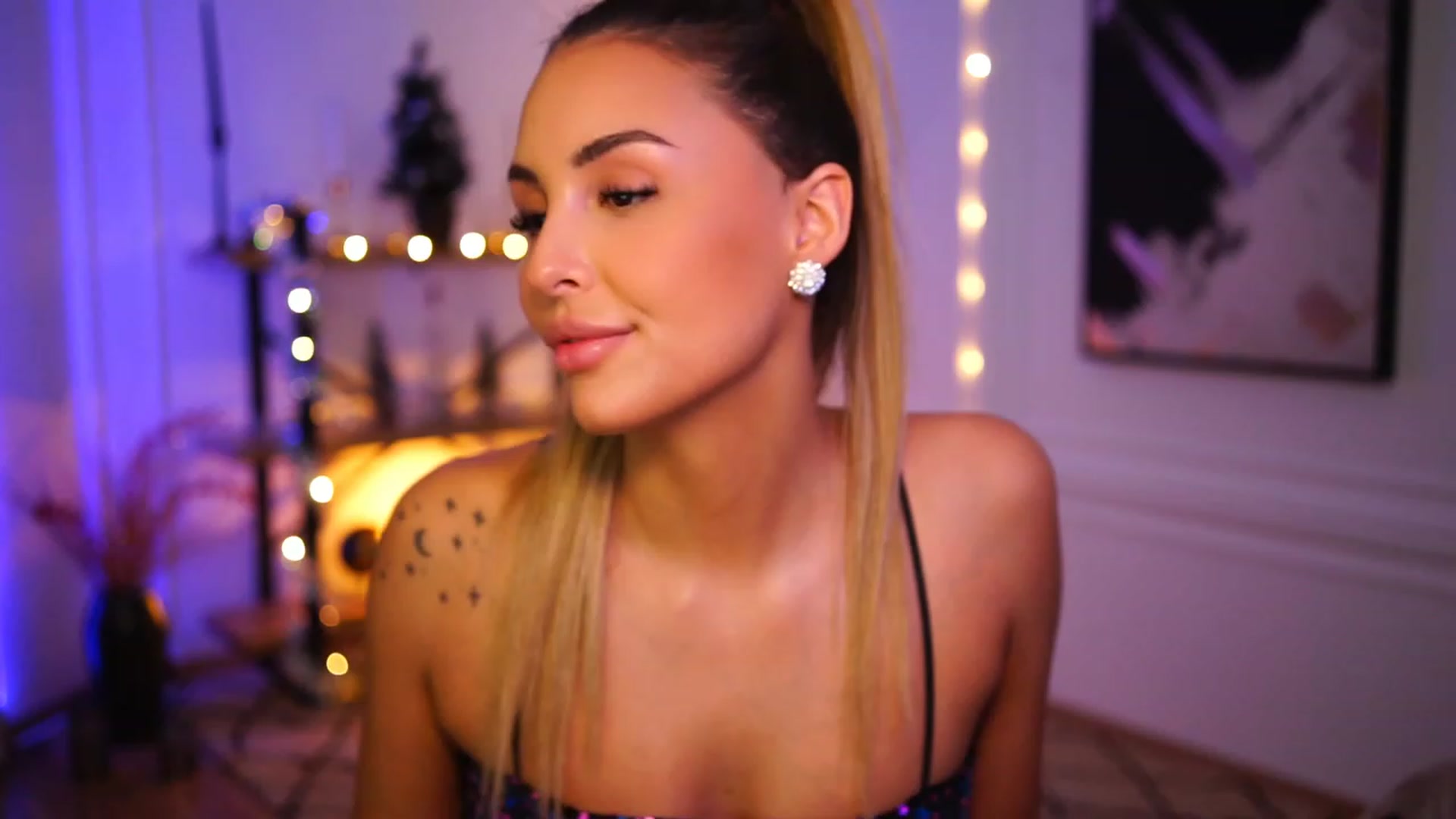 Gallery image thumbnail from Lisamelow's myfreecams stream on, 12/21/2022, 08:05 image 12 of 20