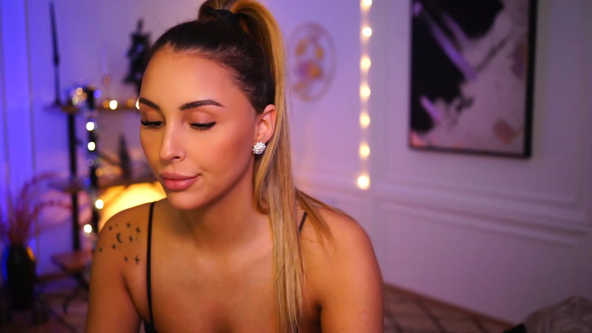 Gallery image thumbnail from Lisamelow's myfreecams stream on, 12/21/2022, 10:51 image 11 of 20
