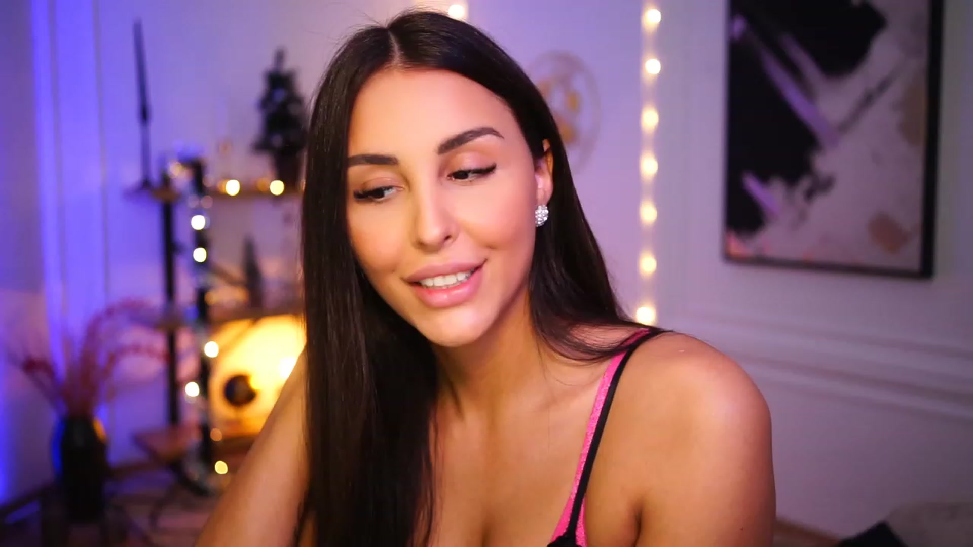 Gallery image thumbnail from Lisamelow's myfreecams stream on, 12/27/2022, 09:36 image 3 of 20