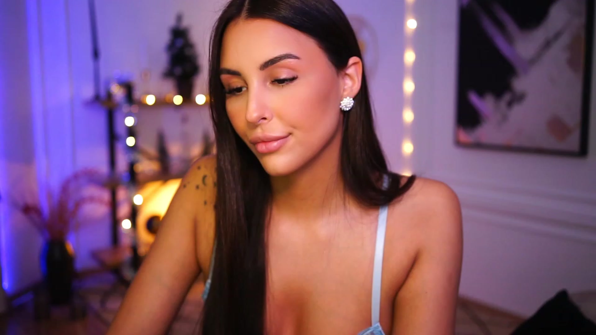 Gallery image thumbnail from Lisamelow's myfreecams stream on, 12/28/2022, 08:12 image 15 of 20