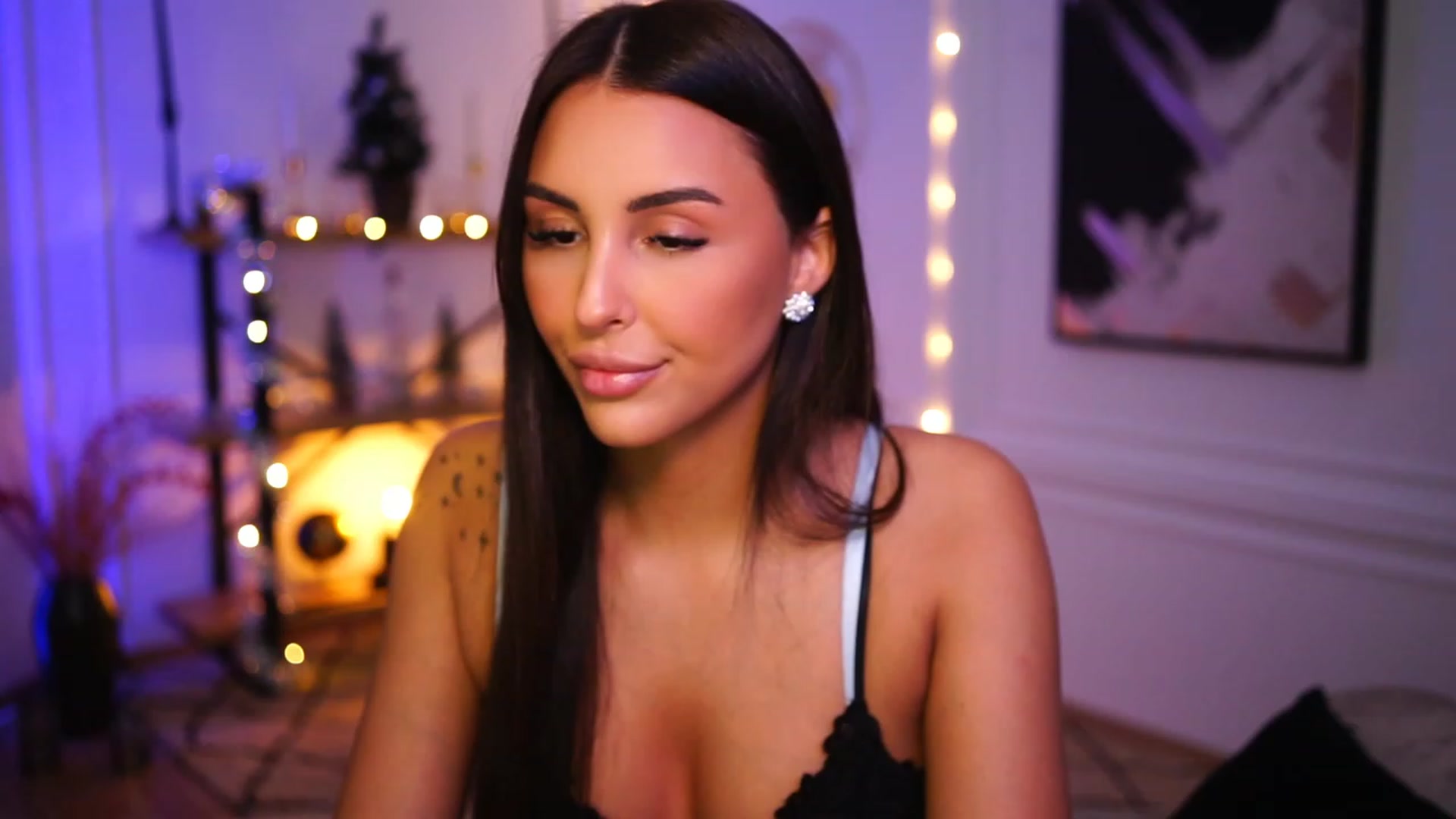 Gallery image thumbnail from Lisamelow's myfreecams stream on, 12/28/2022, 08:12 image 10 of 20