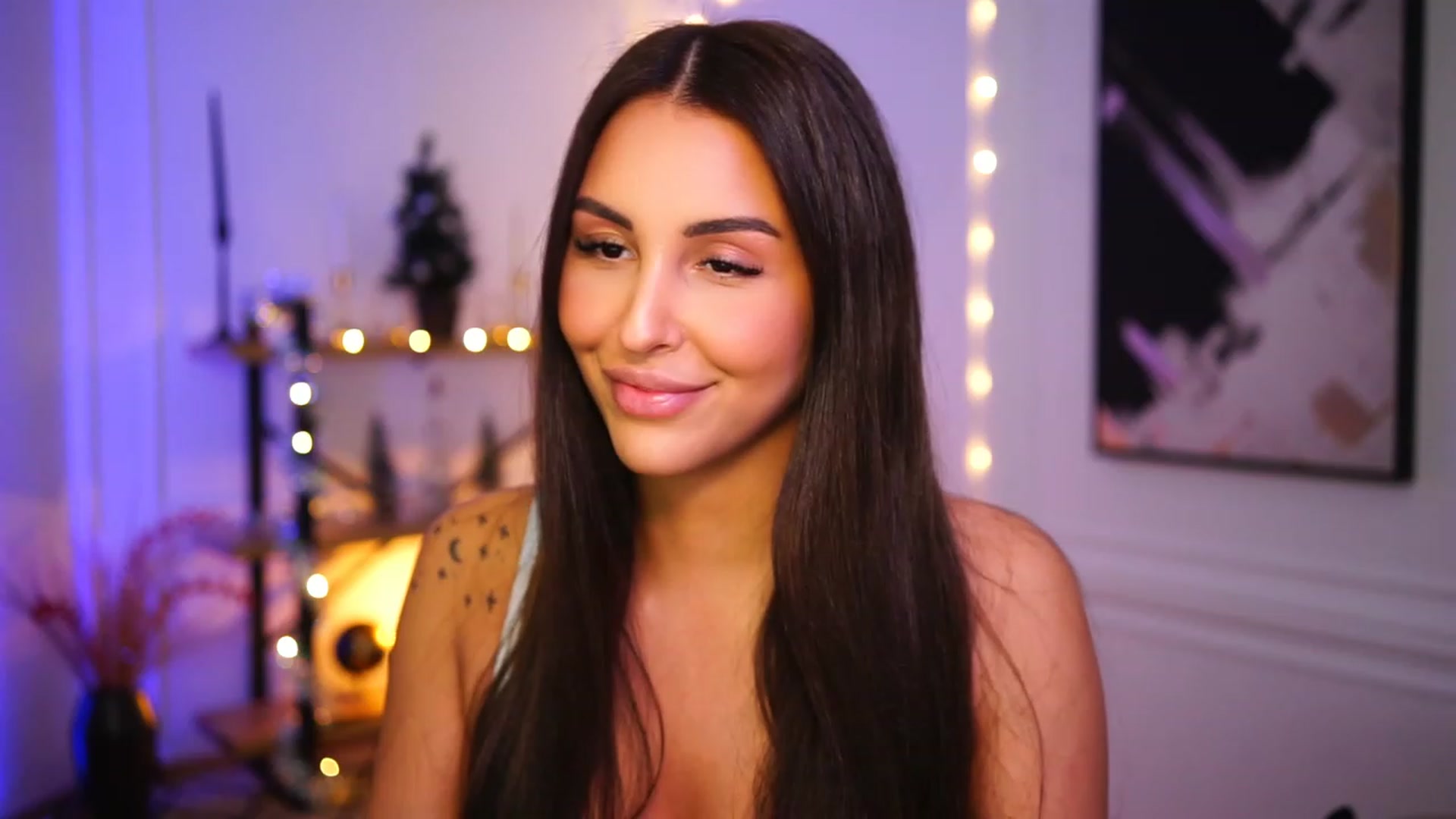 Gallery image thumbnail from Lisamelow's myfreecams stream on, 12/28/2022, 10:21 image 3 of 20