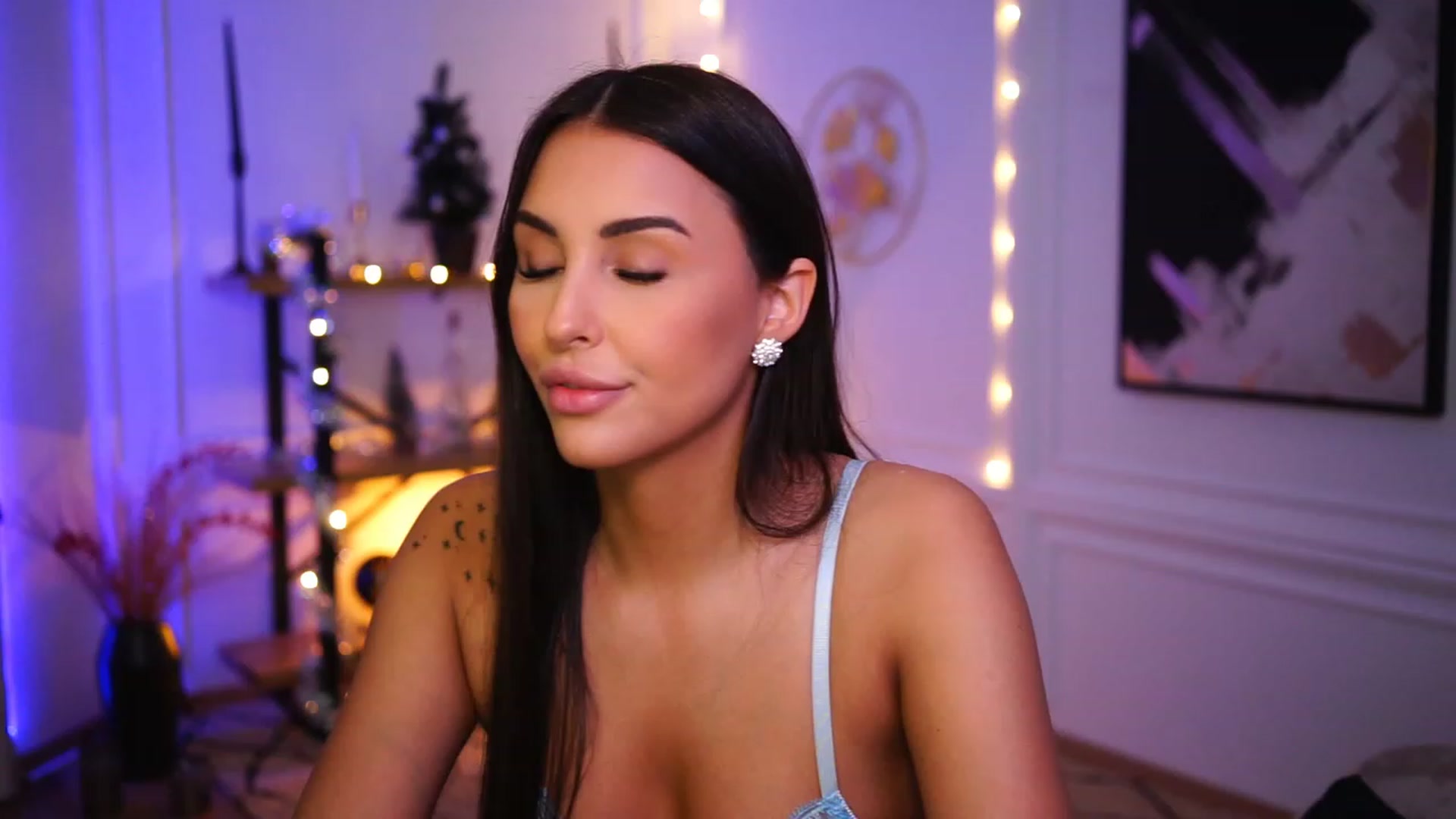 Gallery image thumbnail from Lisamelow's myfreecams stream on, 12/30/2022, 07:45 image 17 of 20
