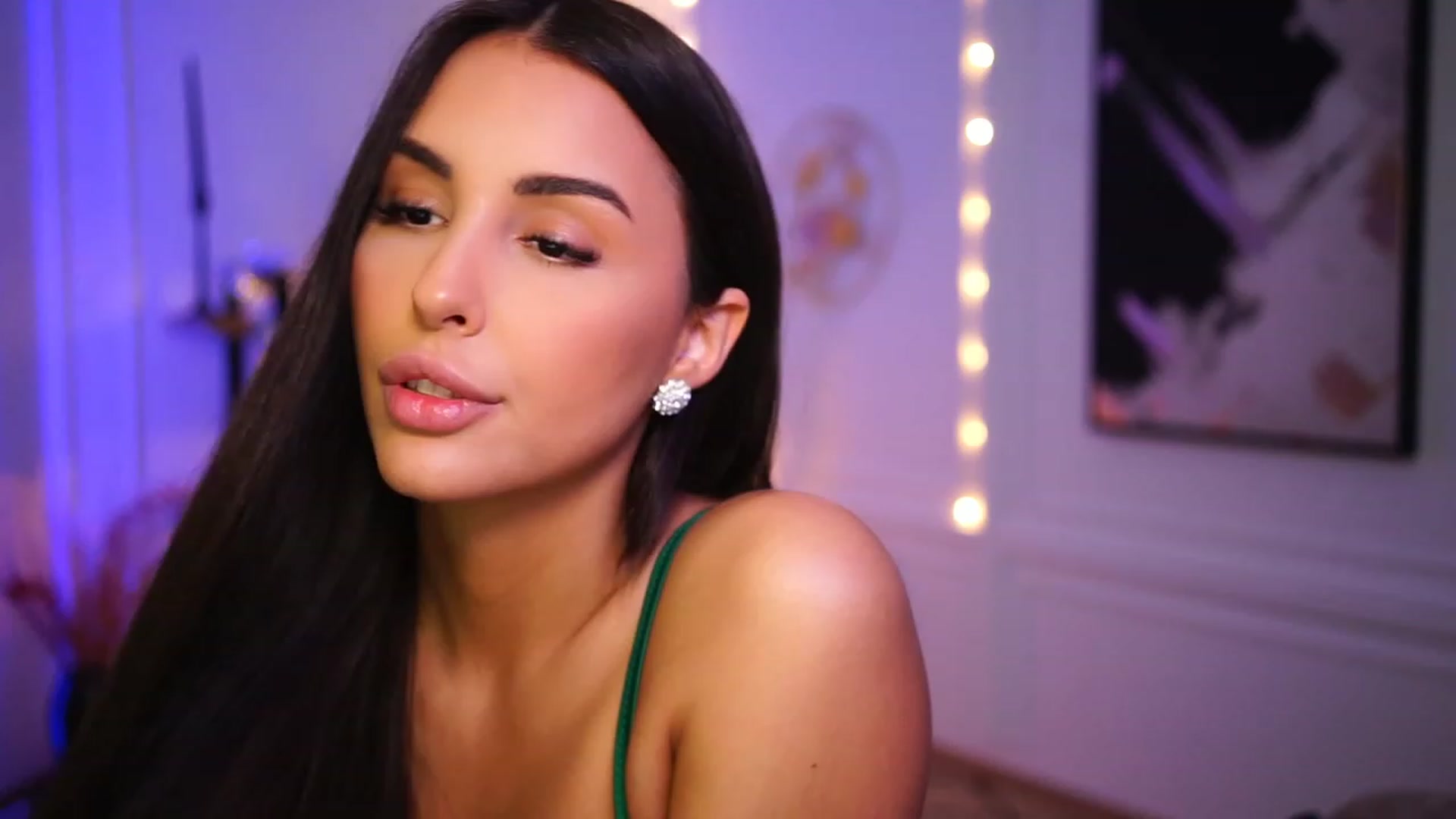 Gallery image thumbnail from Lisamelow's myfreecams stream on, 12/30/2022, 07:45 image 4 of 20