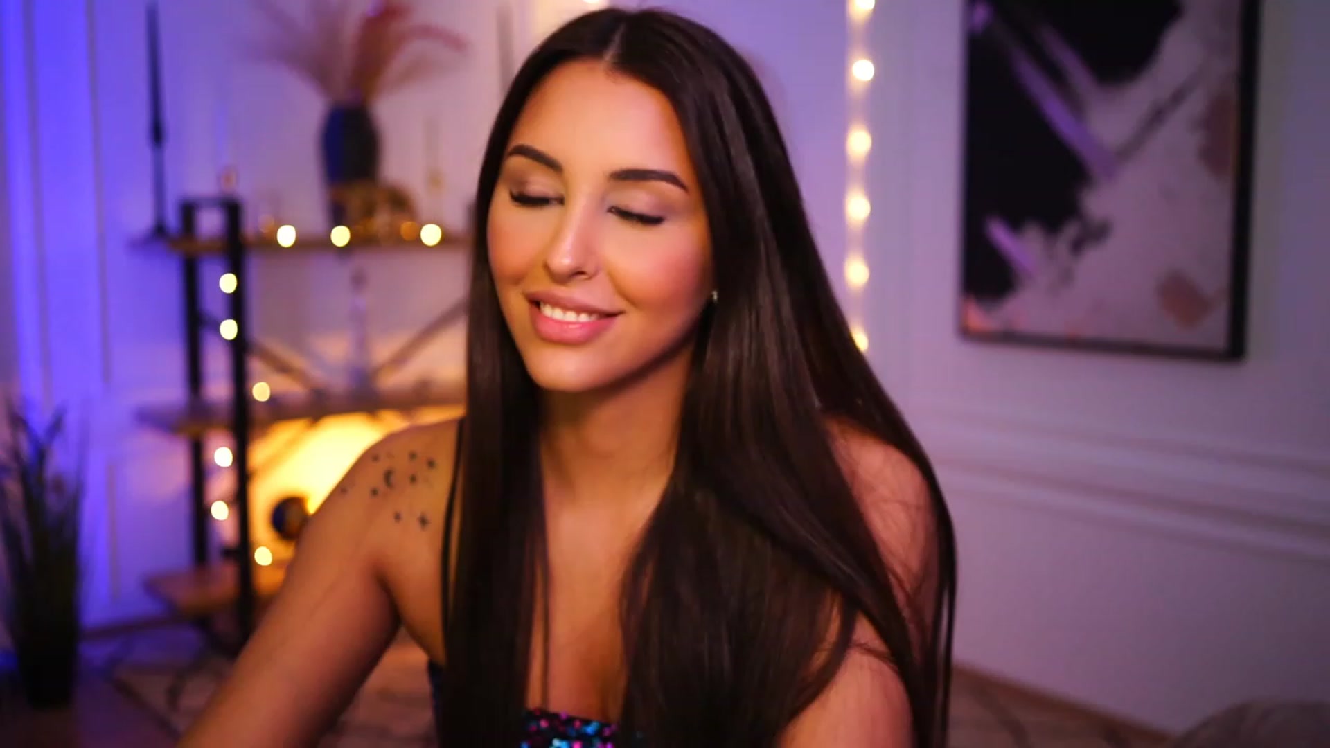 Gallery image thumbnail from Lisamelow's myfreecams stream on, 01/03/2023, 22:05 image 14 of 20