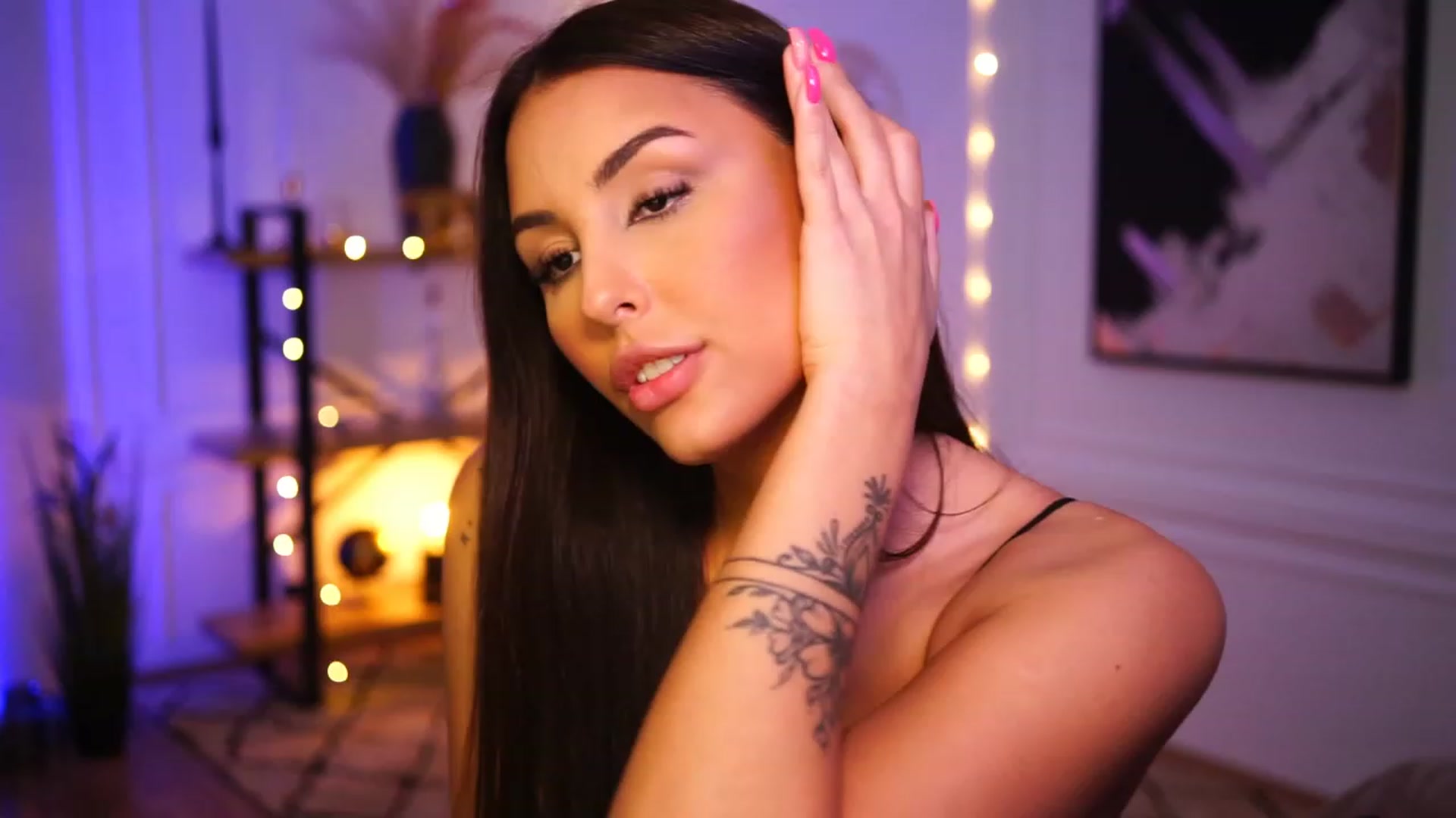 Gallery image thumbnail from Lisamelow's myfreecams stream on, 01/03/2023, 22:05 image 5 of 20