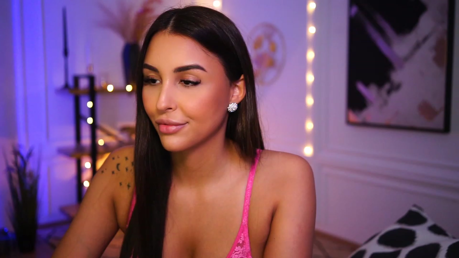 Gallery image thumbnail from Lisamelow's myfreecams stream on, 01/04/2023, 19:31 image 17 of 20