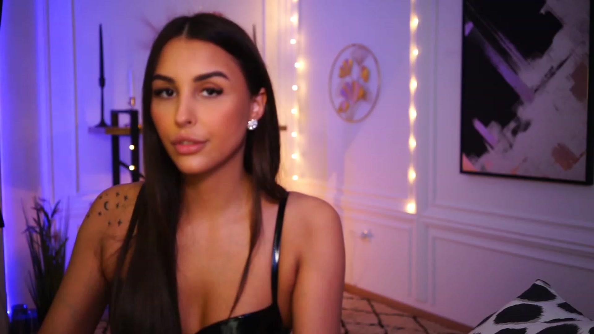 Gallery image thumbnail from Lisamelow's myfreecams stream on, 01/04/2023, 22:56 image 10 of 20