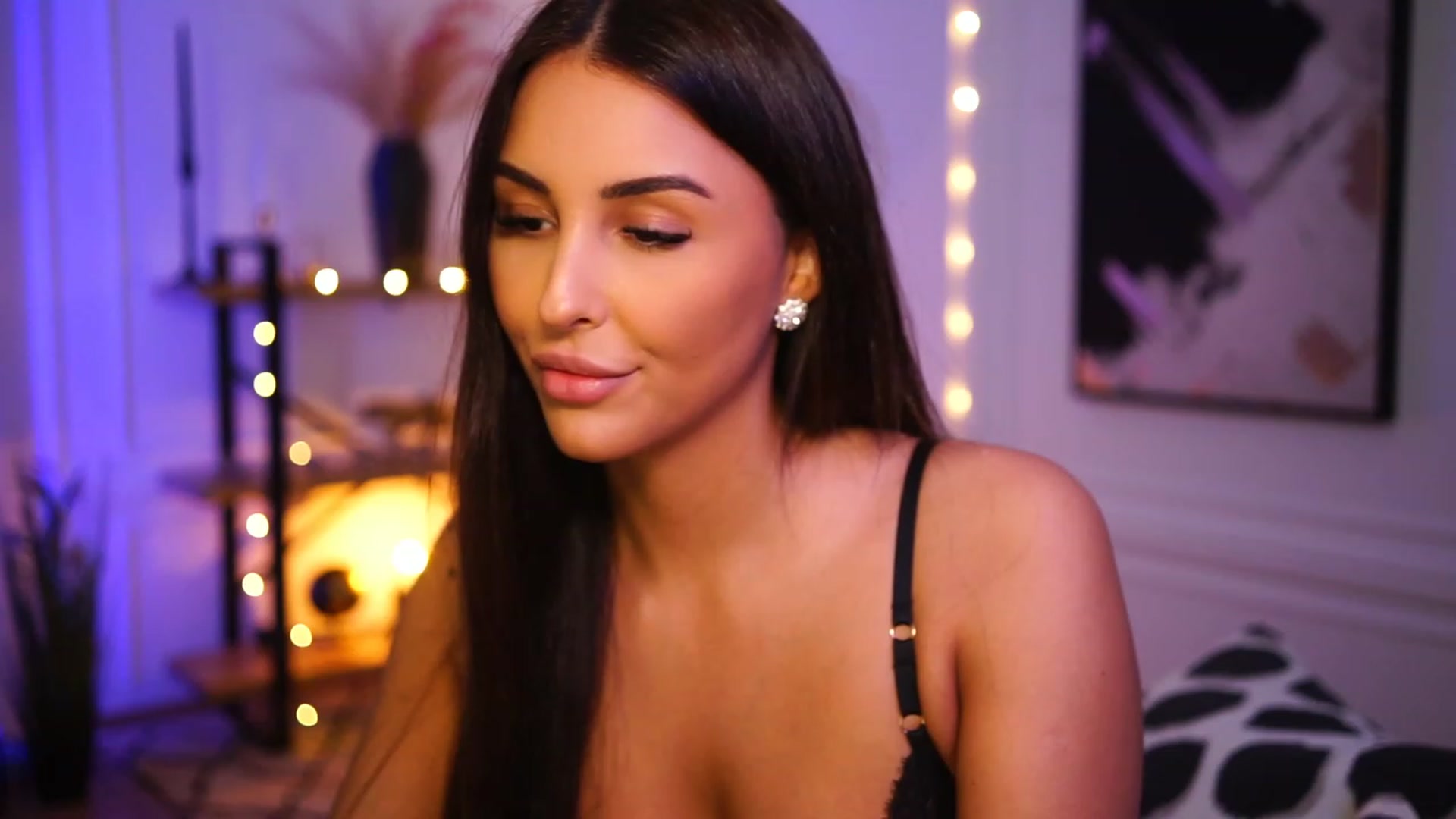Gallery image thumbnail from Lisamelow's myfreecams stream on, 01/09/2023, 22:18 image 16 of 20