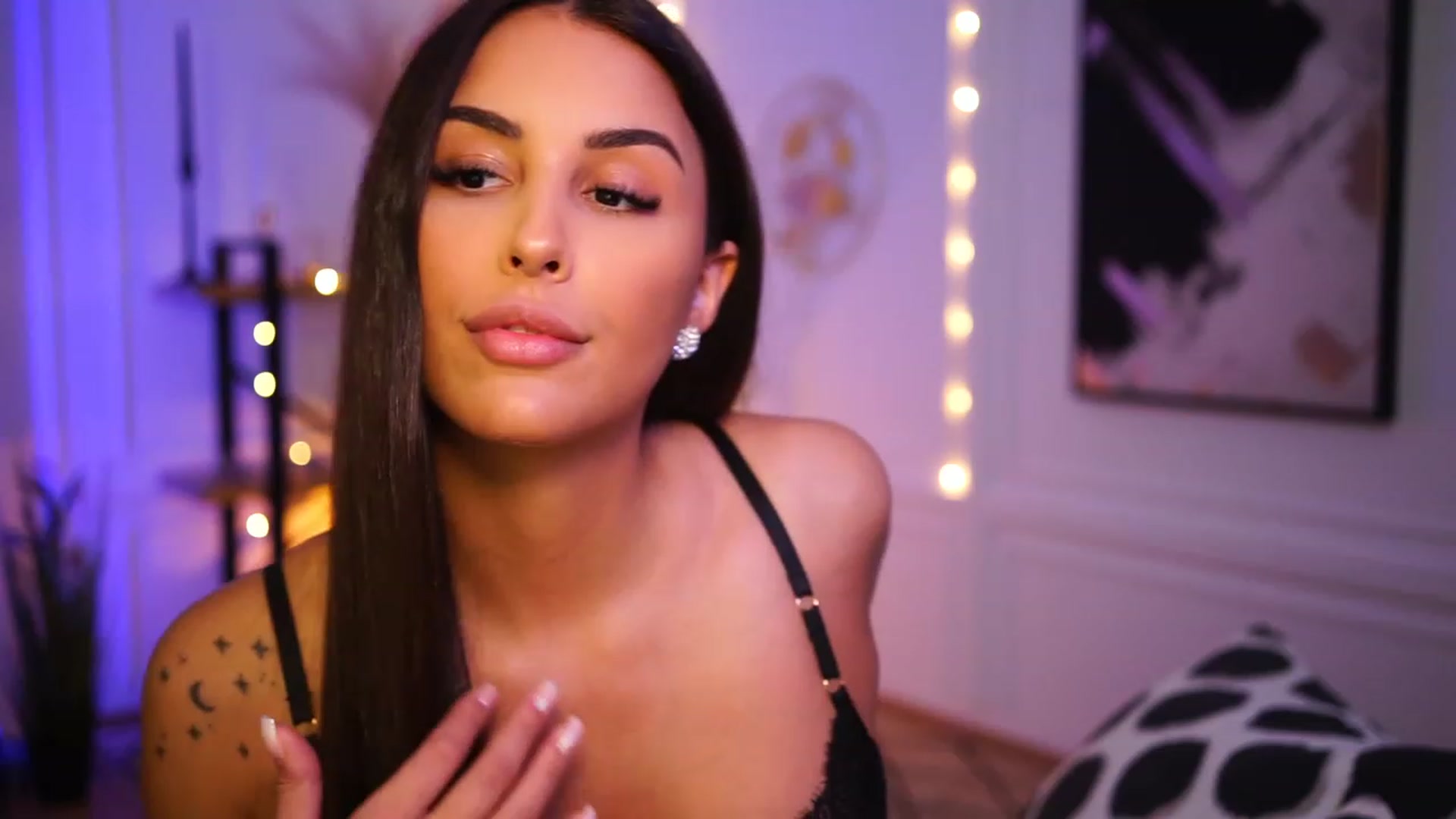Gallery image thumbnail from Lisamelow's myfreecams stream on, 01/09/2023, 22:18 image 13 of 20