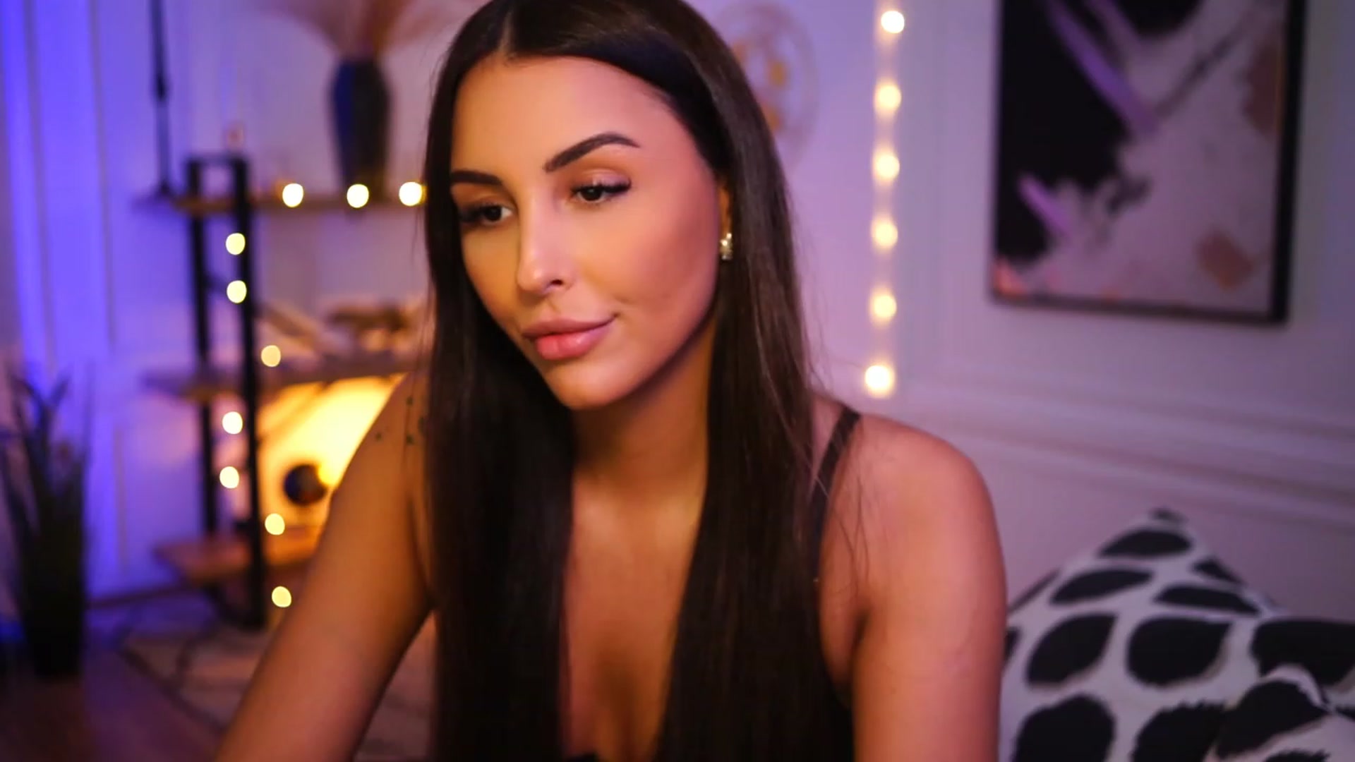 Gallery image thumbnail from Lisamelow's myfreecams stream on, 01/09/2023, 22:18 image 8 of 20