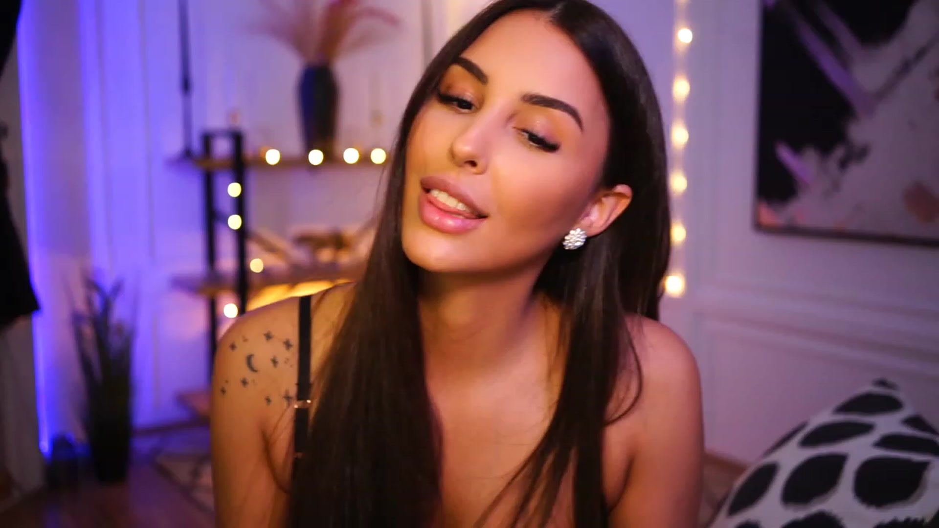 Gallery image thumbnail from Lisamelow's myfreecams stream on, 01/09/2023, 22:18 image 3 of 20