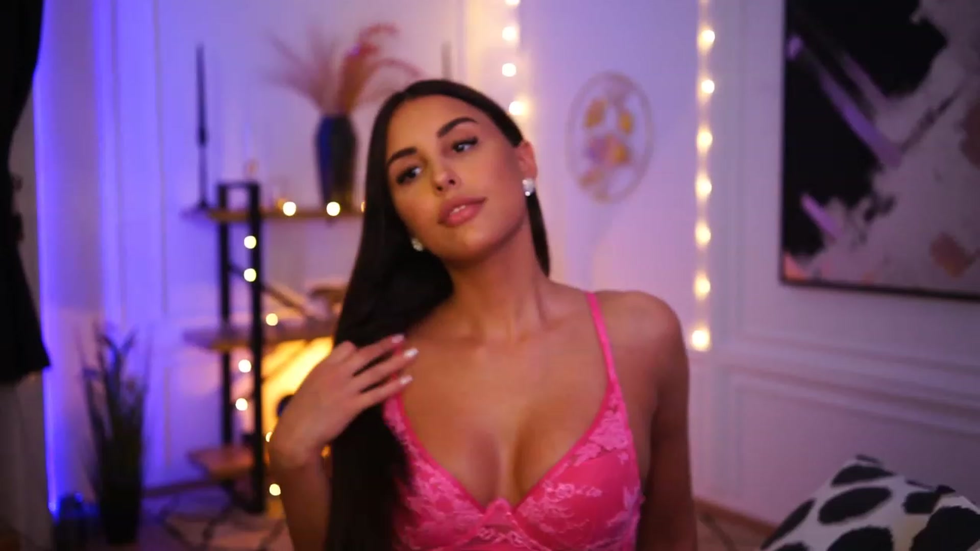 Gallery image thumbnail from Lisamelow's myfreecams stream on, 01/10/2023, 22:16 image 18 of 20