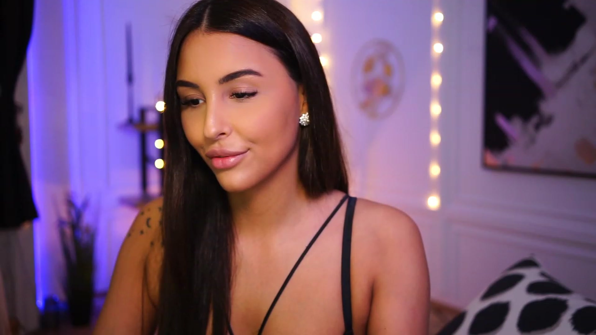 Gallery image thumbnail from Lisamelow's myfreecams stream on, 01/15/2023, 11:56 image 12 of 20