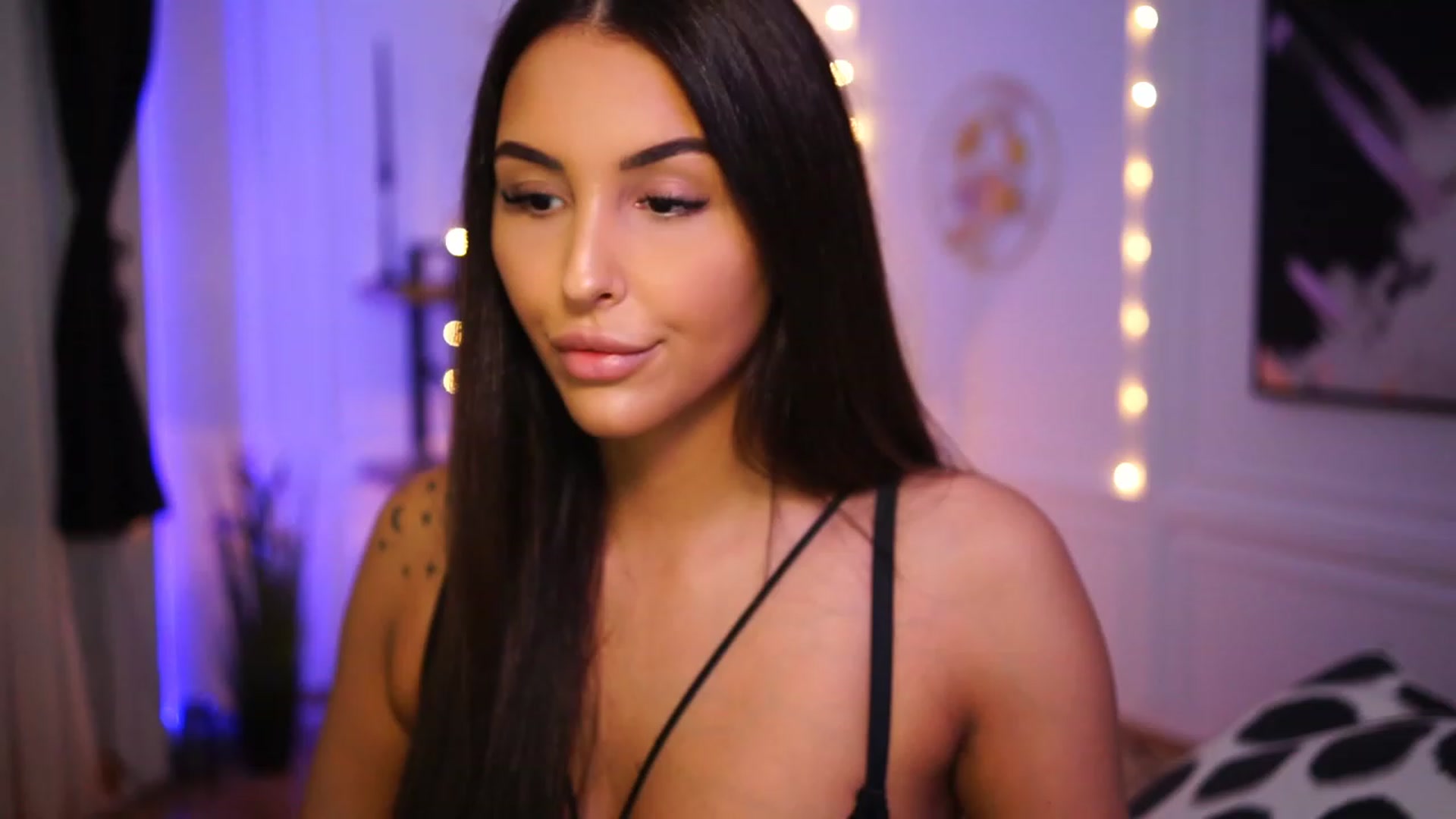 Gallery image thumbnail from Lisamelow's myfreecams stream on, 01/15/2023, 13:09 image 12 of 20