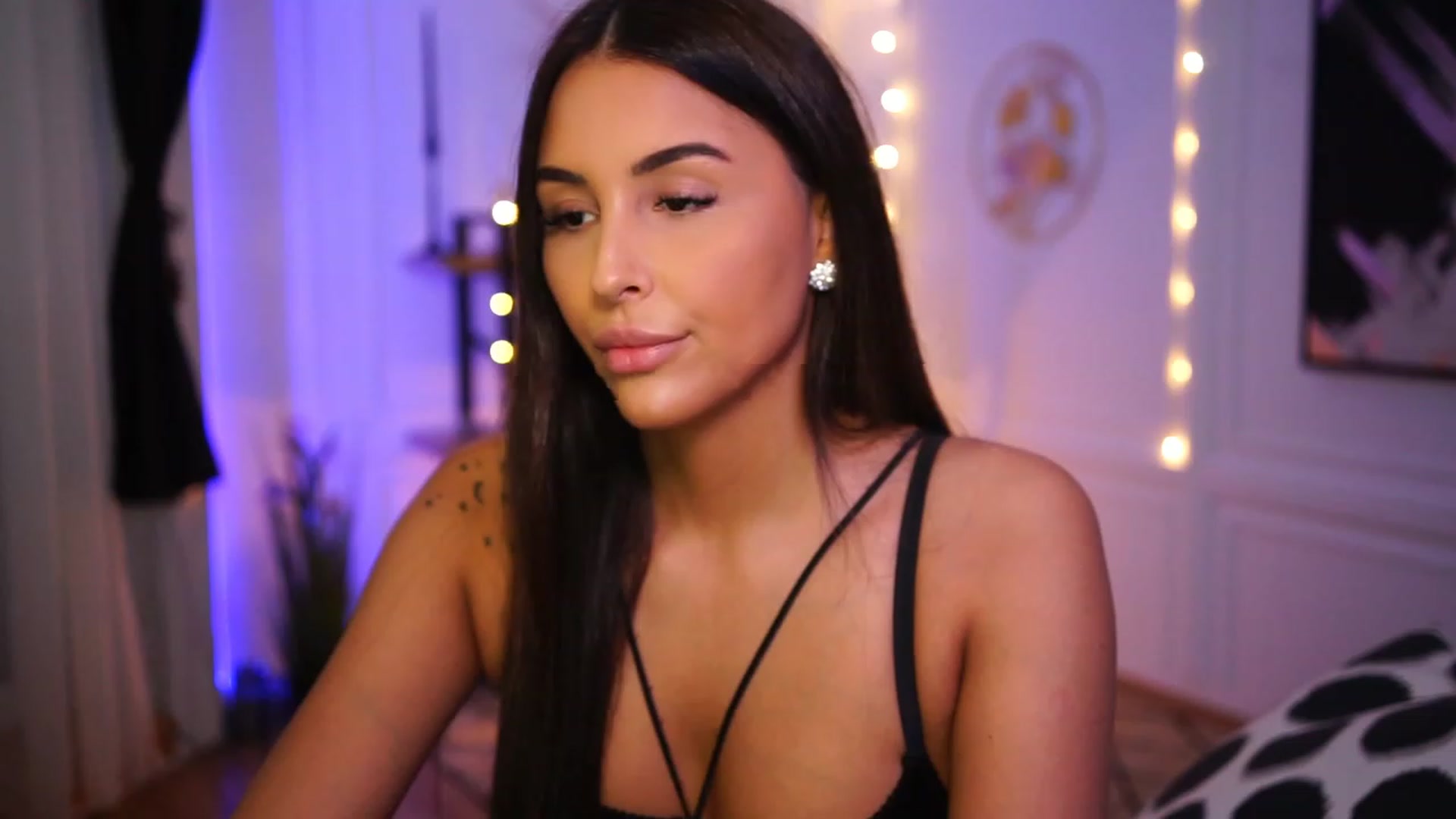 Gallery image thumbnail from Lisamelow's myfreecams stream on, 01/15/2023, 13:09 image 3 of 20