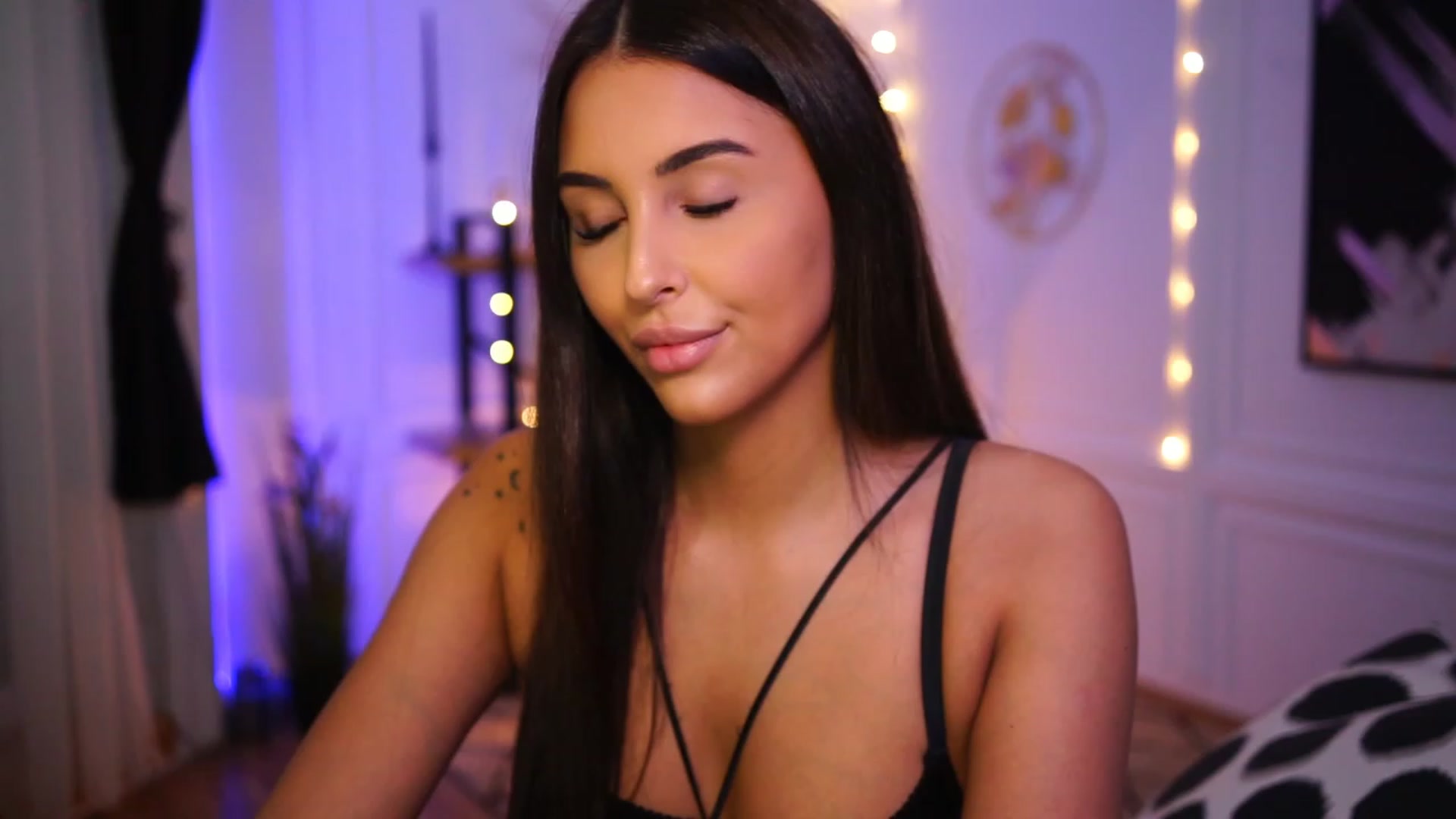 Gallery image thumbnail from Lisamelow's myfreecams stream on, 01/15/2023, 13:09 image 4 of 20