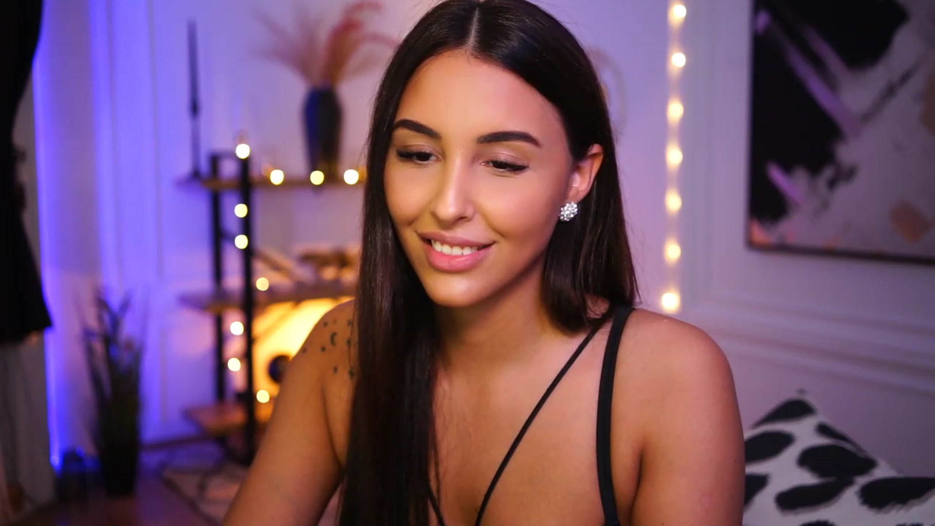 Gallery image thumbnail from Lisamelow's myfreecams stream on, 01/15/2023, 13:34 image 14 of 20