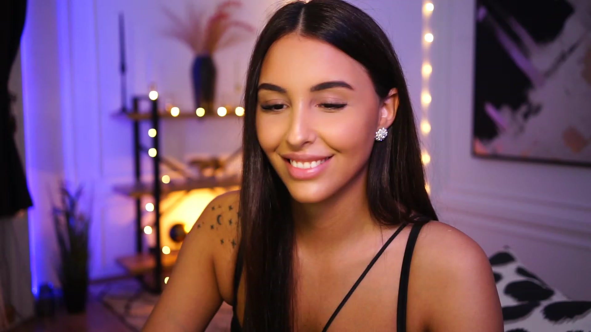 Gallery image thumbnail from Lisamelow's myfreecams stream on, 01/15/2023, 13:34 image 18 of 20