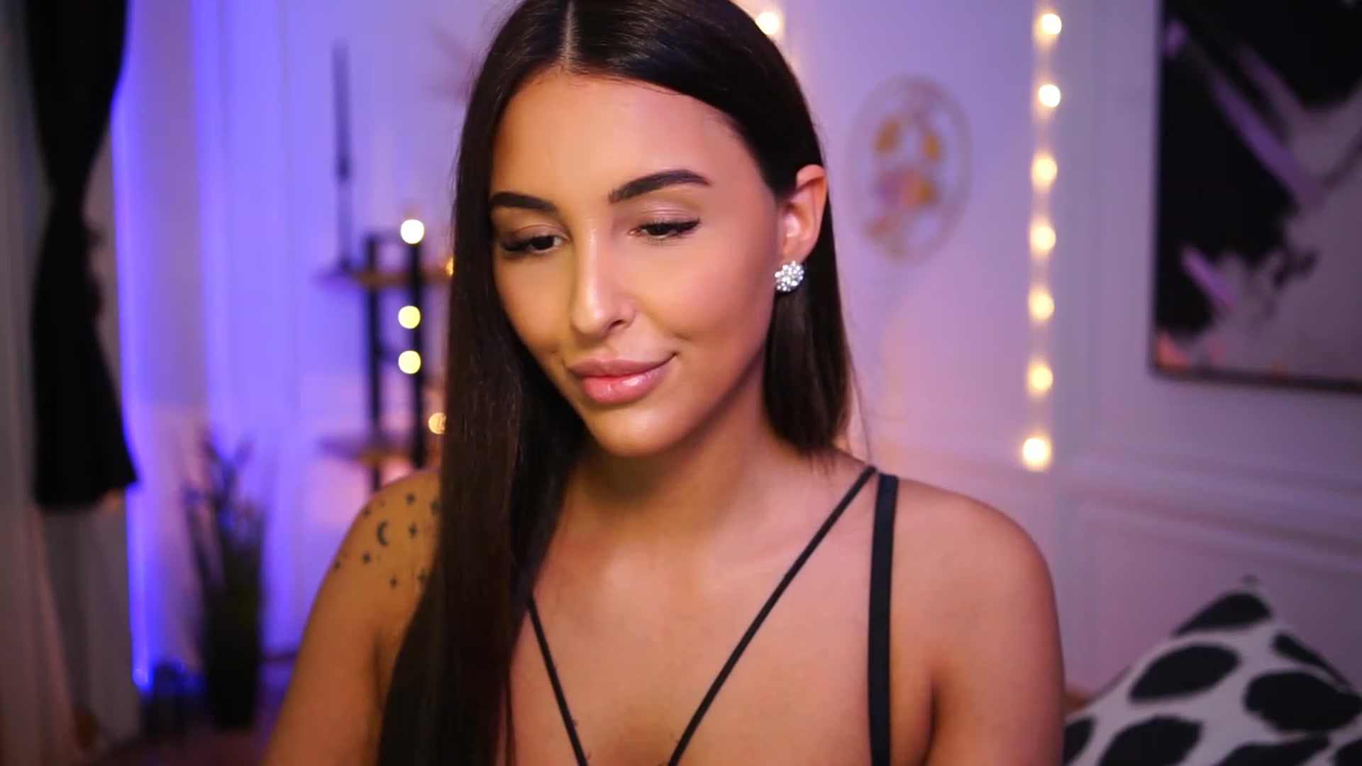 Gallery image thumbnail from Lisamelow's myfreecams stream on, 01/15/2023, 13:34 image 6 of 20