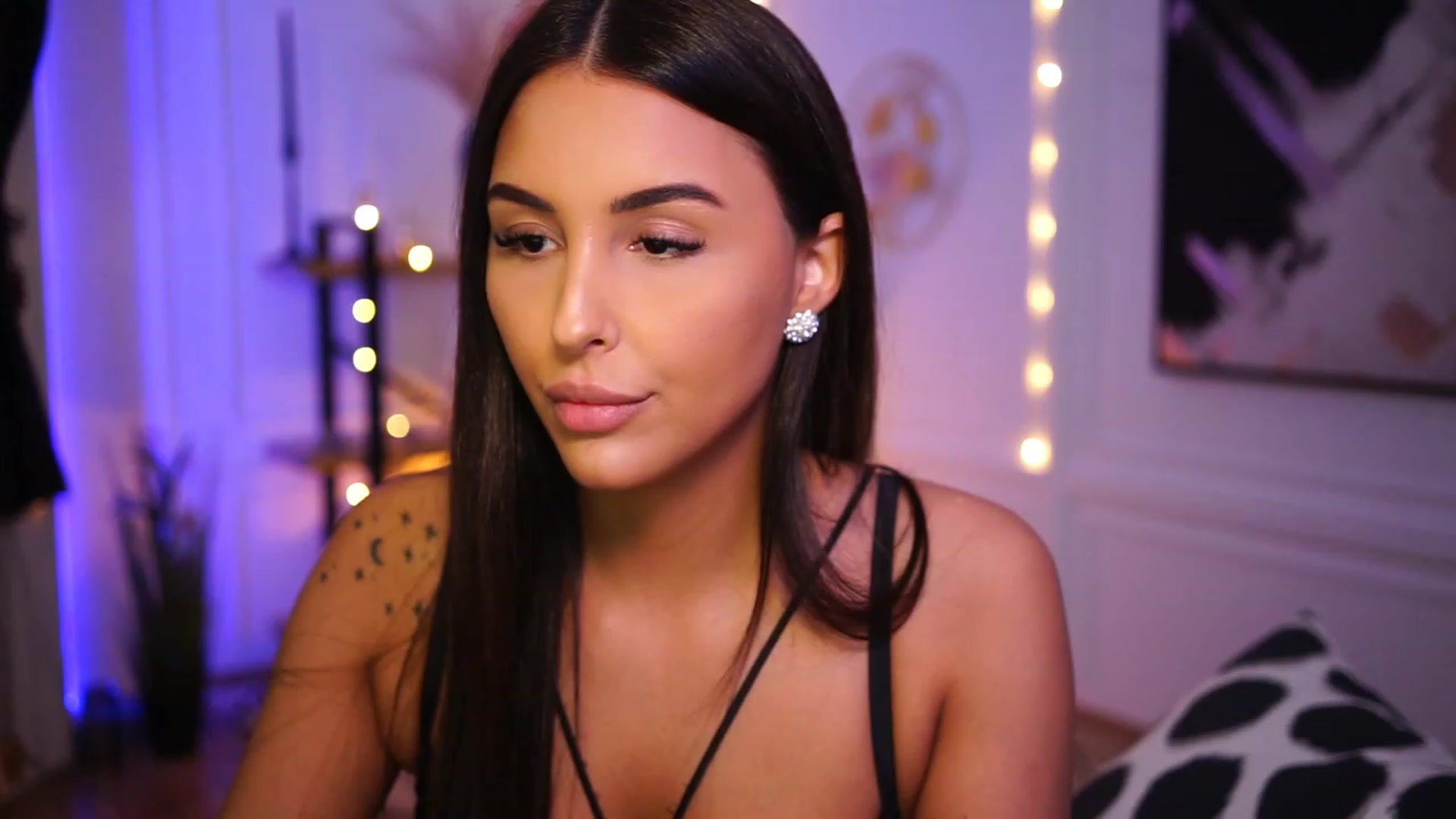 Gallery image thumbnail from Lisamelow's myfreecams stream on, 01/15/2023, 16:22 image 1 of 20