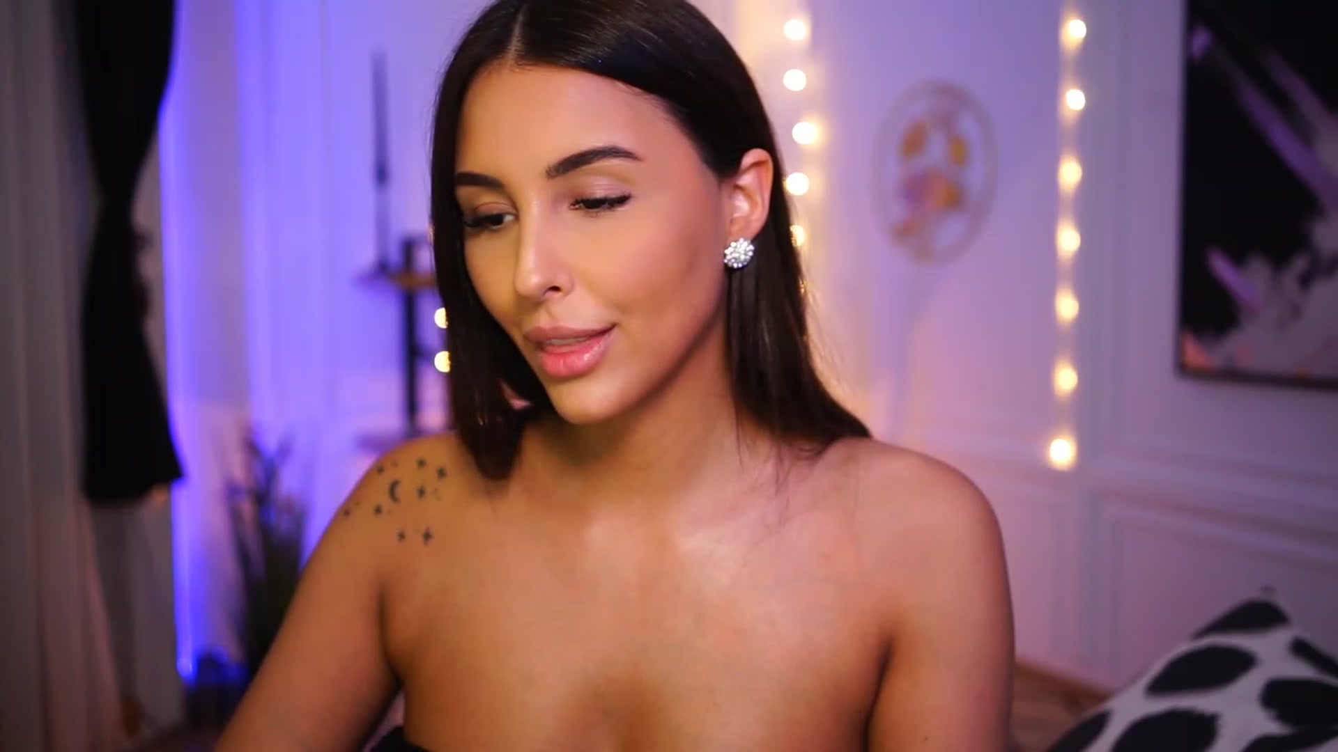 Gallery image thumbnail from Lisamelow's myfreecams stream on, 01/15/2023, 16:22 image 13 of 20