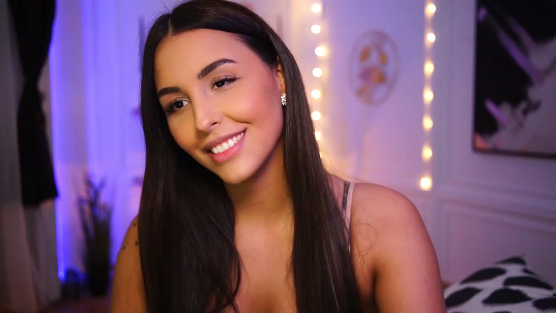Gallery image thumbnail from Lisamelow's myfreecams stream on, 01/17/2023, 19:11 image 3 of 20