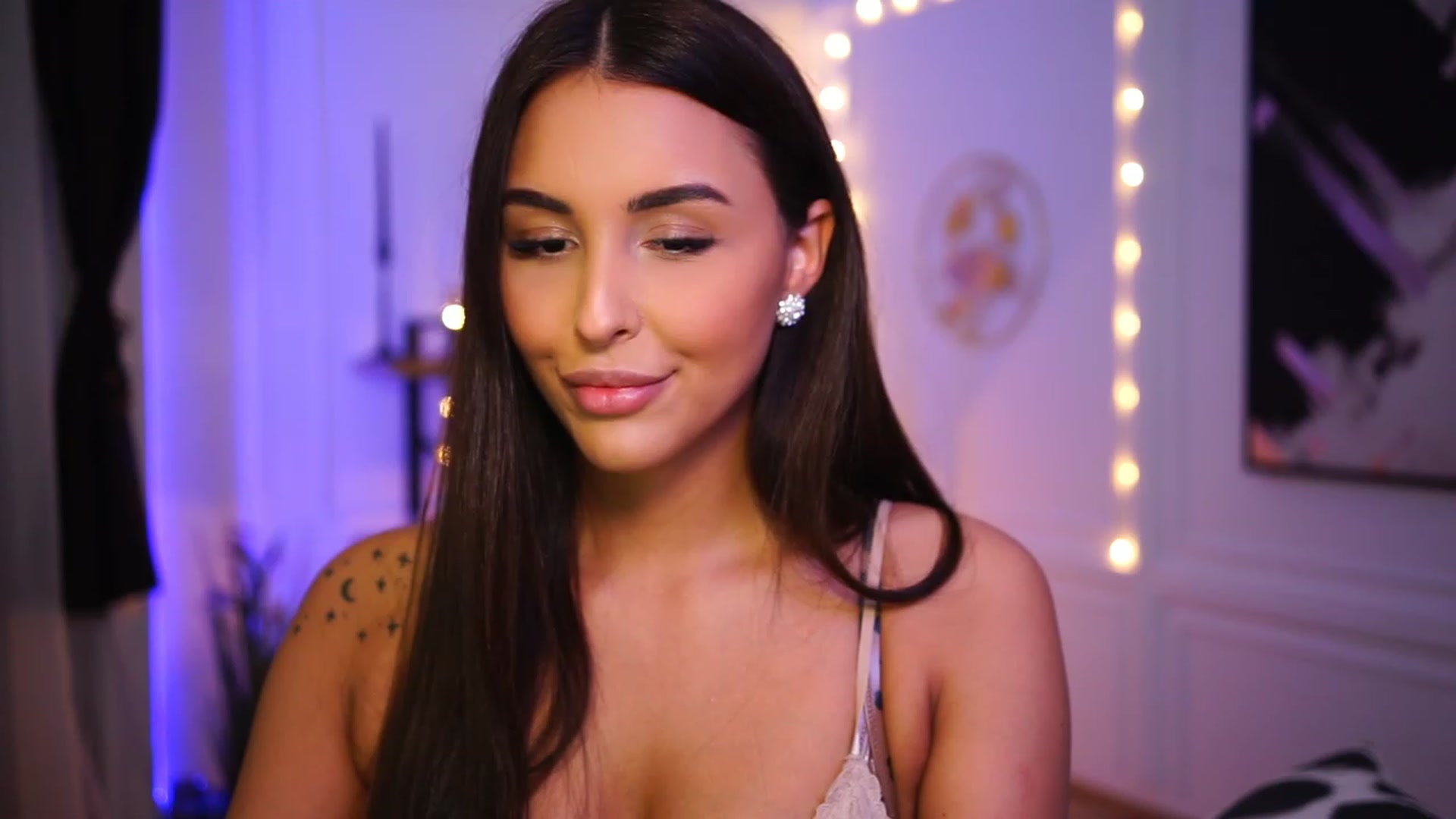 Gallery image thumbnail from Lisamelow's myfreecams stream on, 01/17/2023, 19:11 image 6 of 20