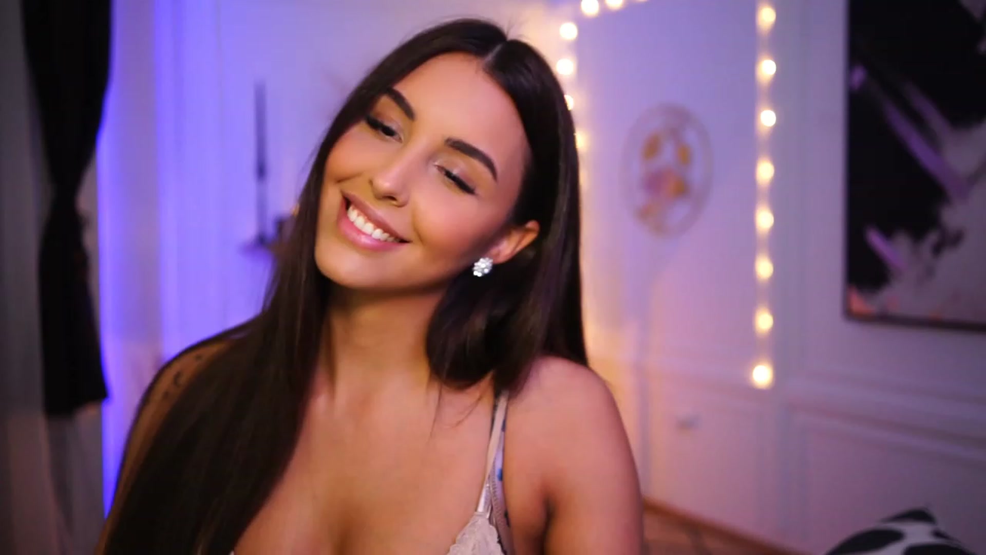 Gallery image thumbnail from Lisamelow's myfreecams stream on, 01/17/2023, 19:11 image 5 of 20