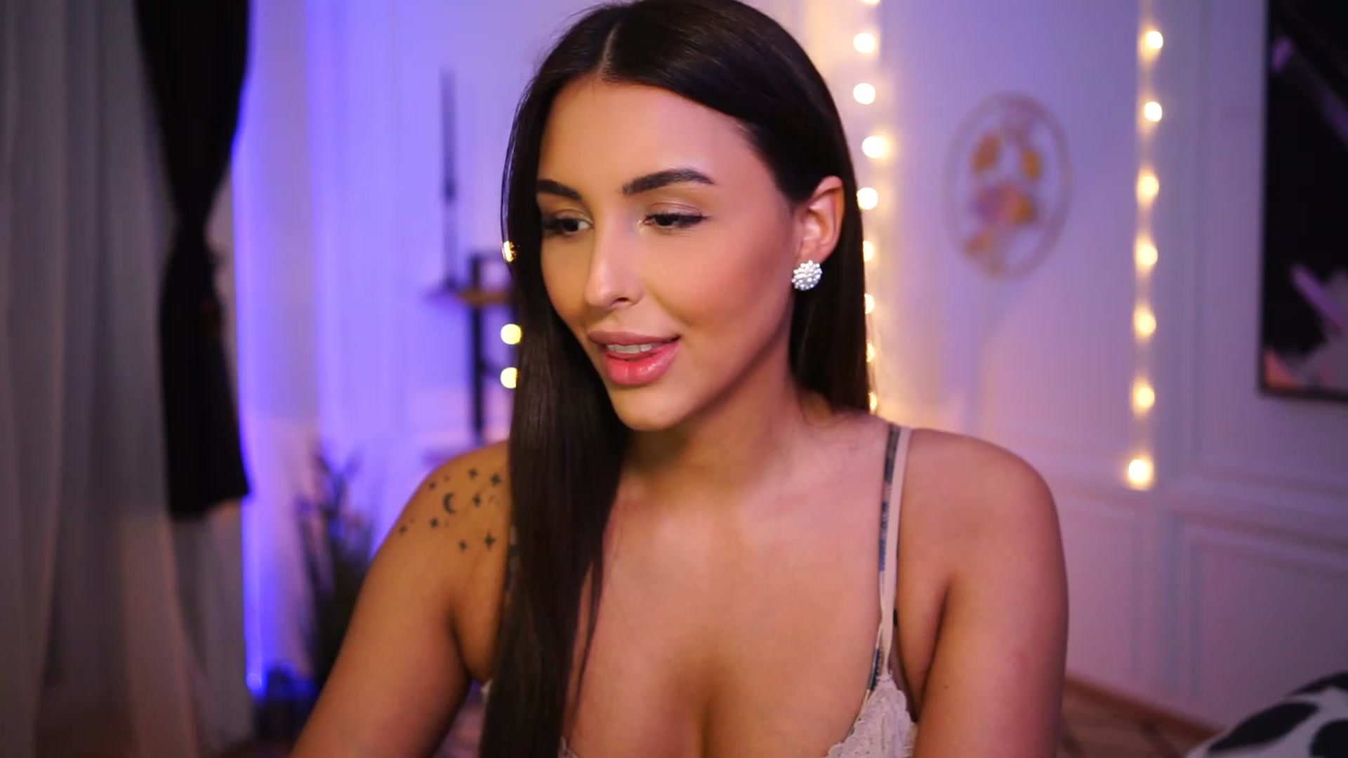 Gallery image thumbnail from Lisamelow's myfreecams stream on, 01/17/2023, 19:11 image 11 of 20