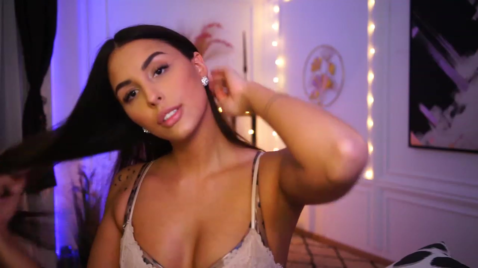 Gallery image thumbnail from Lisamelow's myfreecams stream on, 01/17/2023, 19:11 image 16 of 20