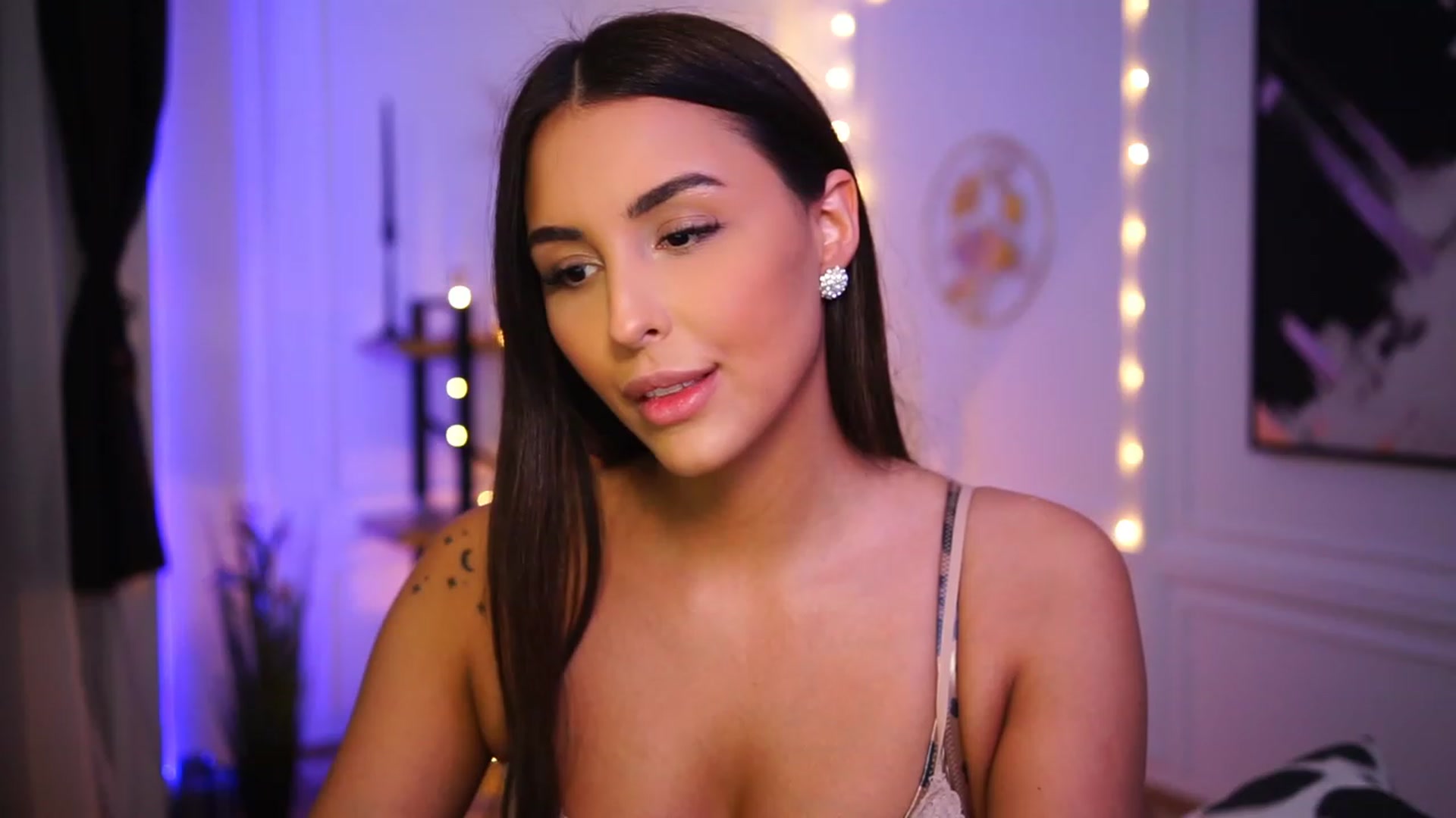 Gallery image thumbnail from Lisamelow's myfreecams stream on, 01/17/2023, 19:11 image 14 of 20