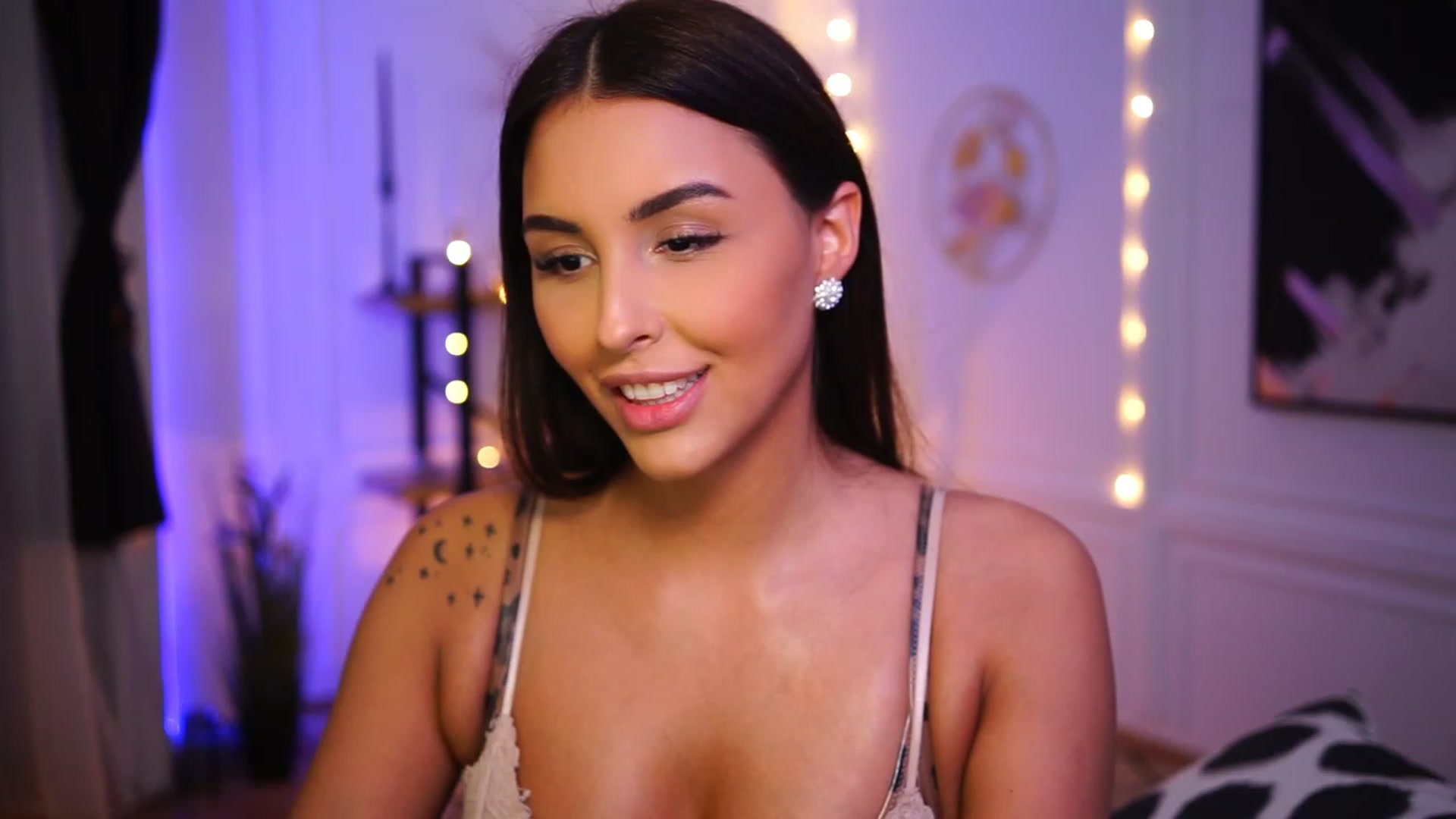 Gallery image thumbnail from Lisamelow's myfreecams stream on, 01/17/2023, 19:11 image 18 of 20