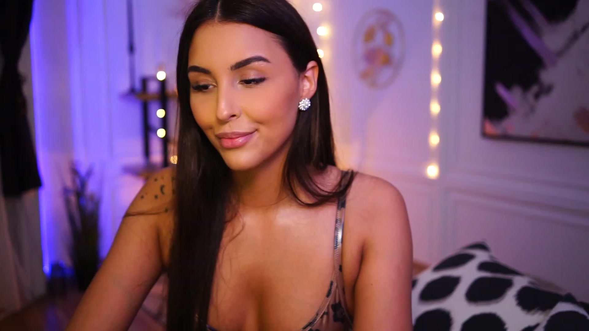 Gallery image thumbnail from Lisamelow's myfreecams stream on, 01/17/2023, 20:37 image 9 of 20