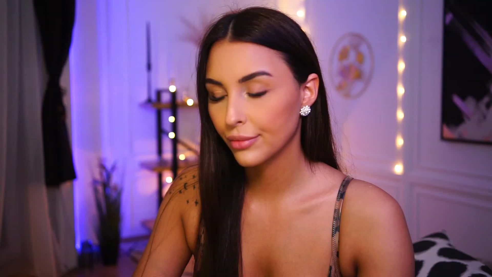 Gallery image thumbnail from Lisamelow's myfreecams stream on, 01/17/2023, 21:21 image 10 of 20