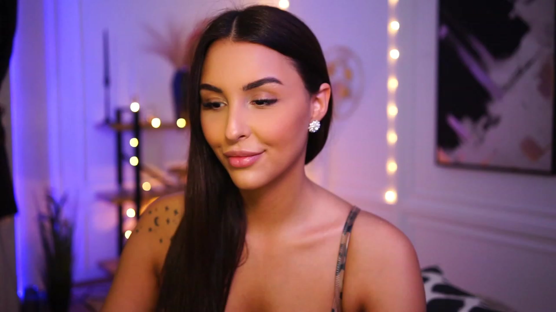 Gallery image thumbnail from Lisamelow's myfreecams stream on, 01/17/2023, 21:21 image 4 of 20