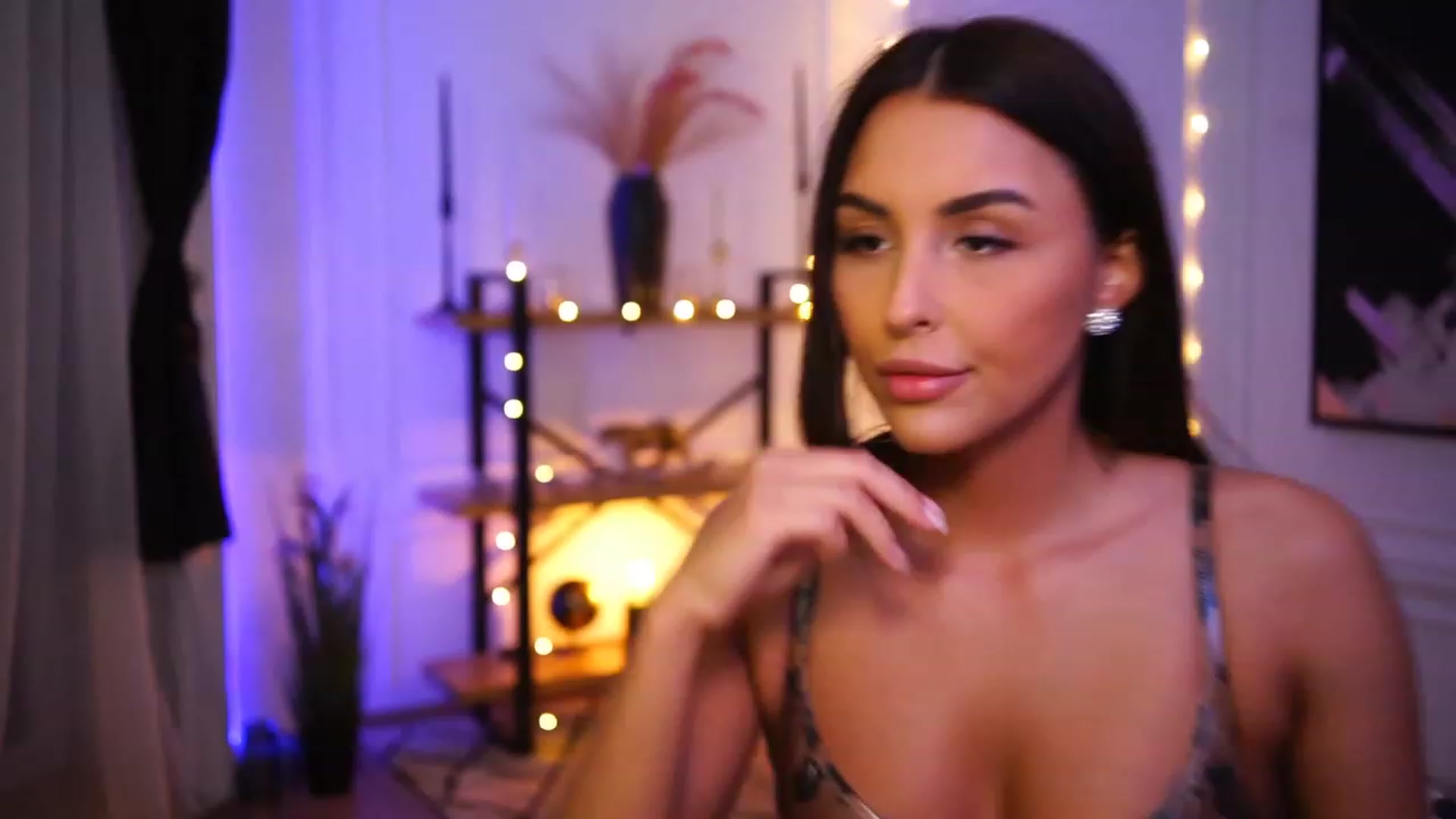 Gallery image thumbnail from Lisamelow's myfreecams stream on, 01/17/2023, 21:21 image 9 of 20