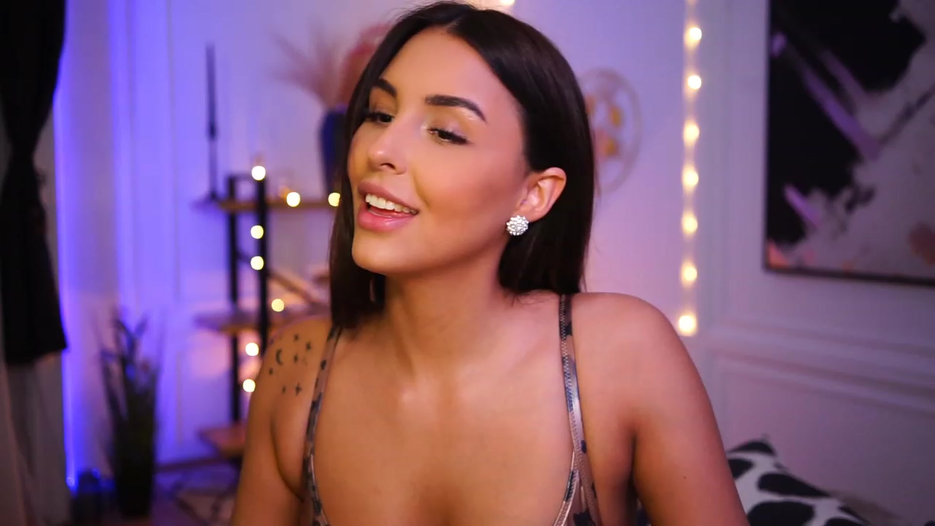 Gallery image thumbnail from Lisamelow's myfreecams stream on, 01/17/2023, 21:21 image 18 of 20