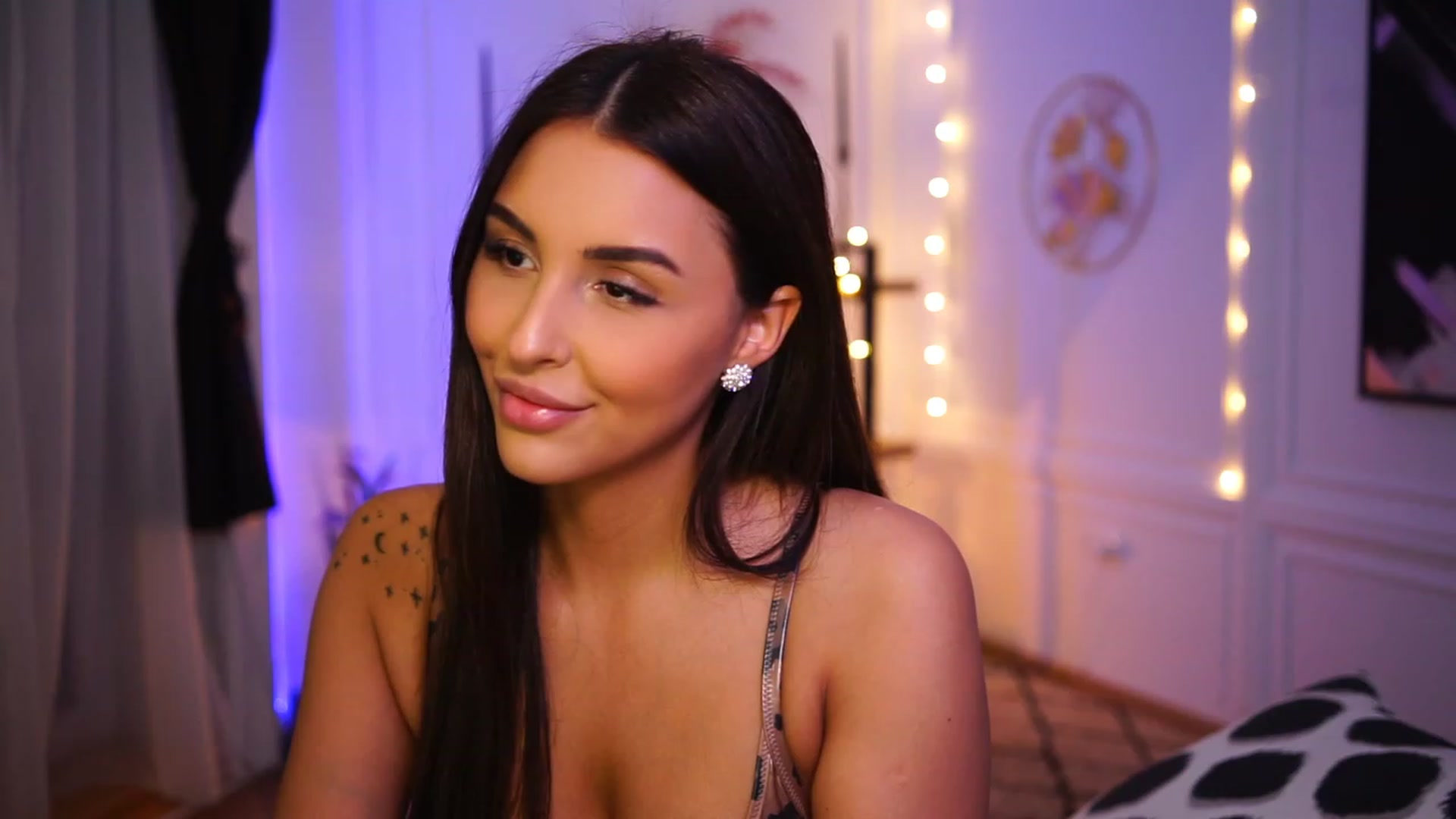 Gallery image thumbnail from Lisamelow's myfreecams stream on, 01/17/2023, 22:52 image 9 of 20